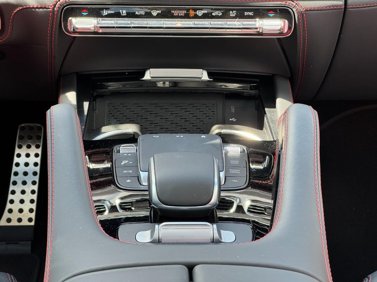 Mercedes-Benz GLE Vehicle Full-screen Gallery Image 16