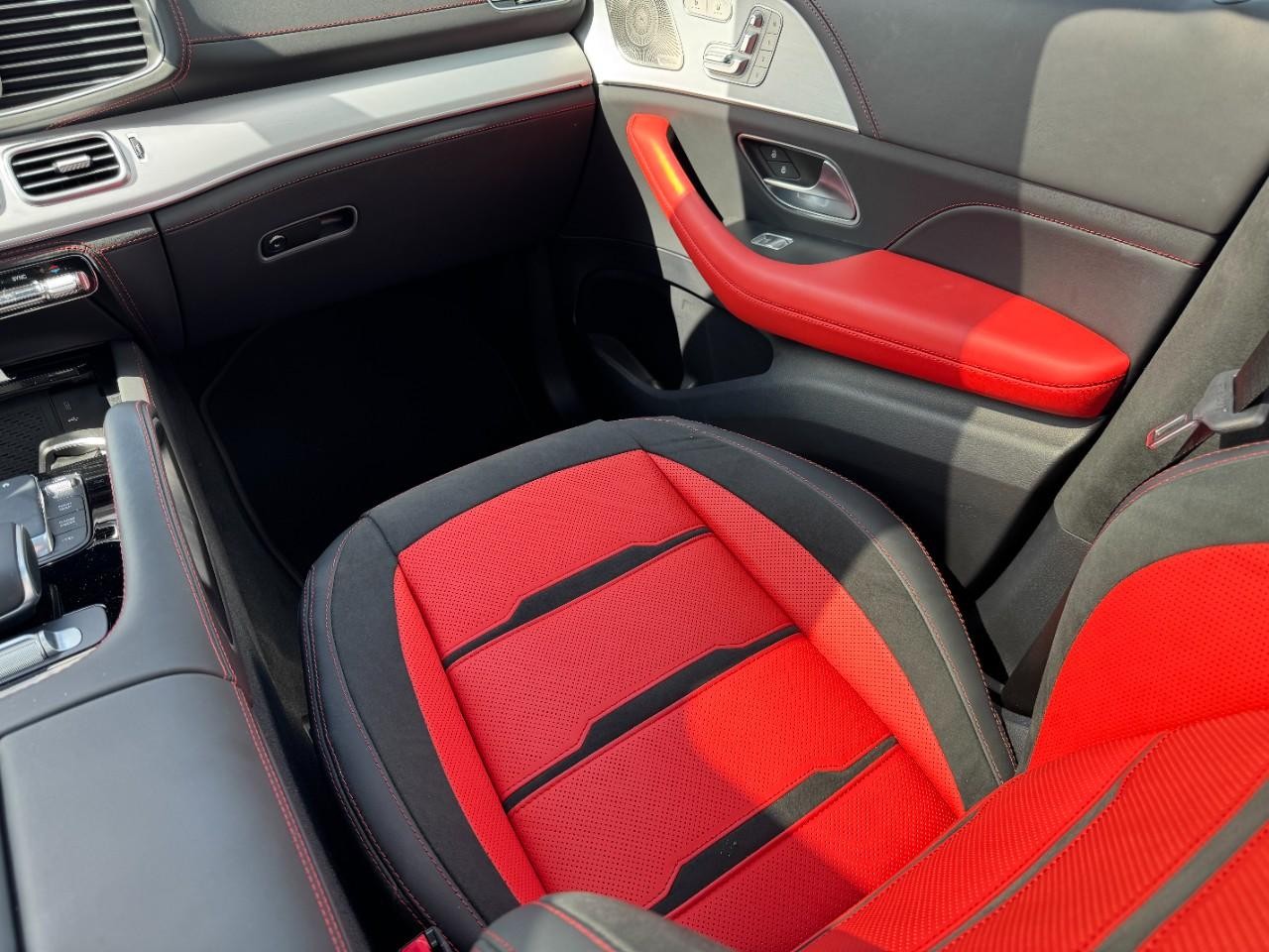 Mercedes-Benz GLE Vehicle Full-screen Gallery Image 17