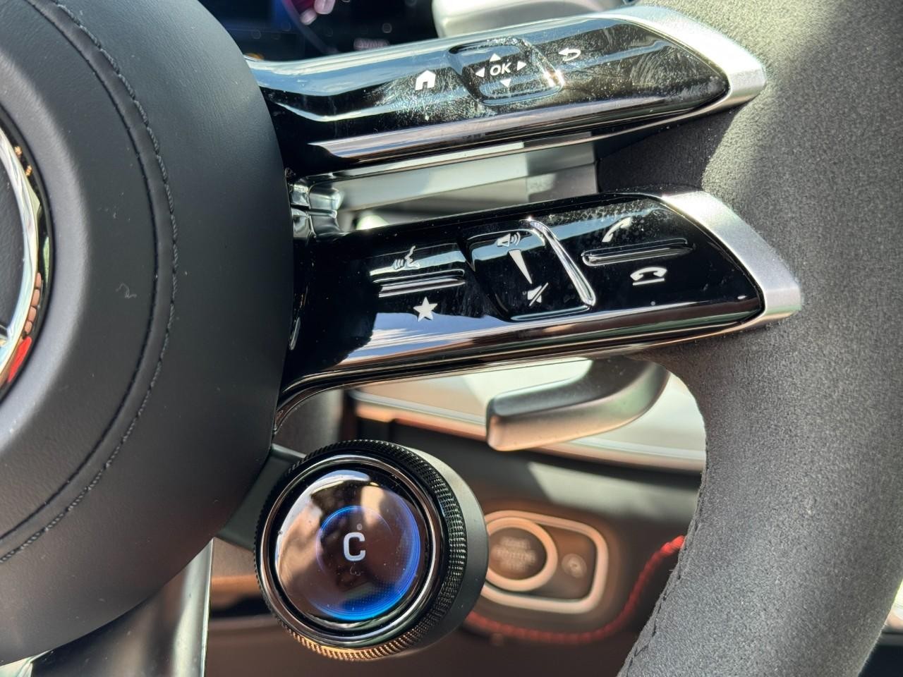 Mercedes-Benz GLE Vehicle Full-screen Gallery Image 21