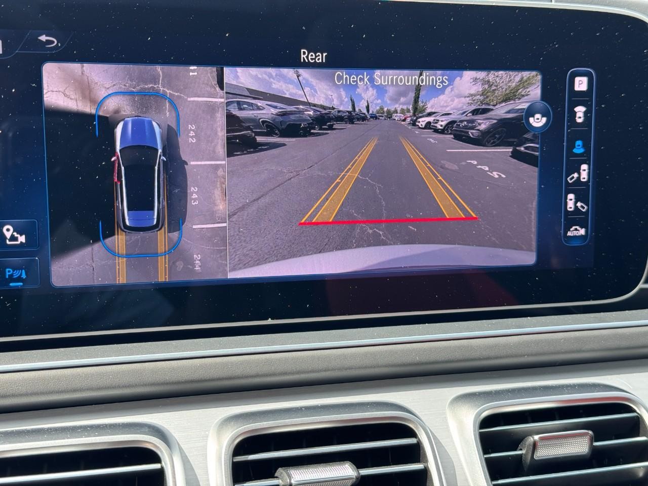 Mercedes-Benz GLE Vehicle Full-screen Gallery Image 24