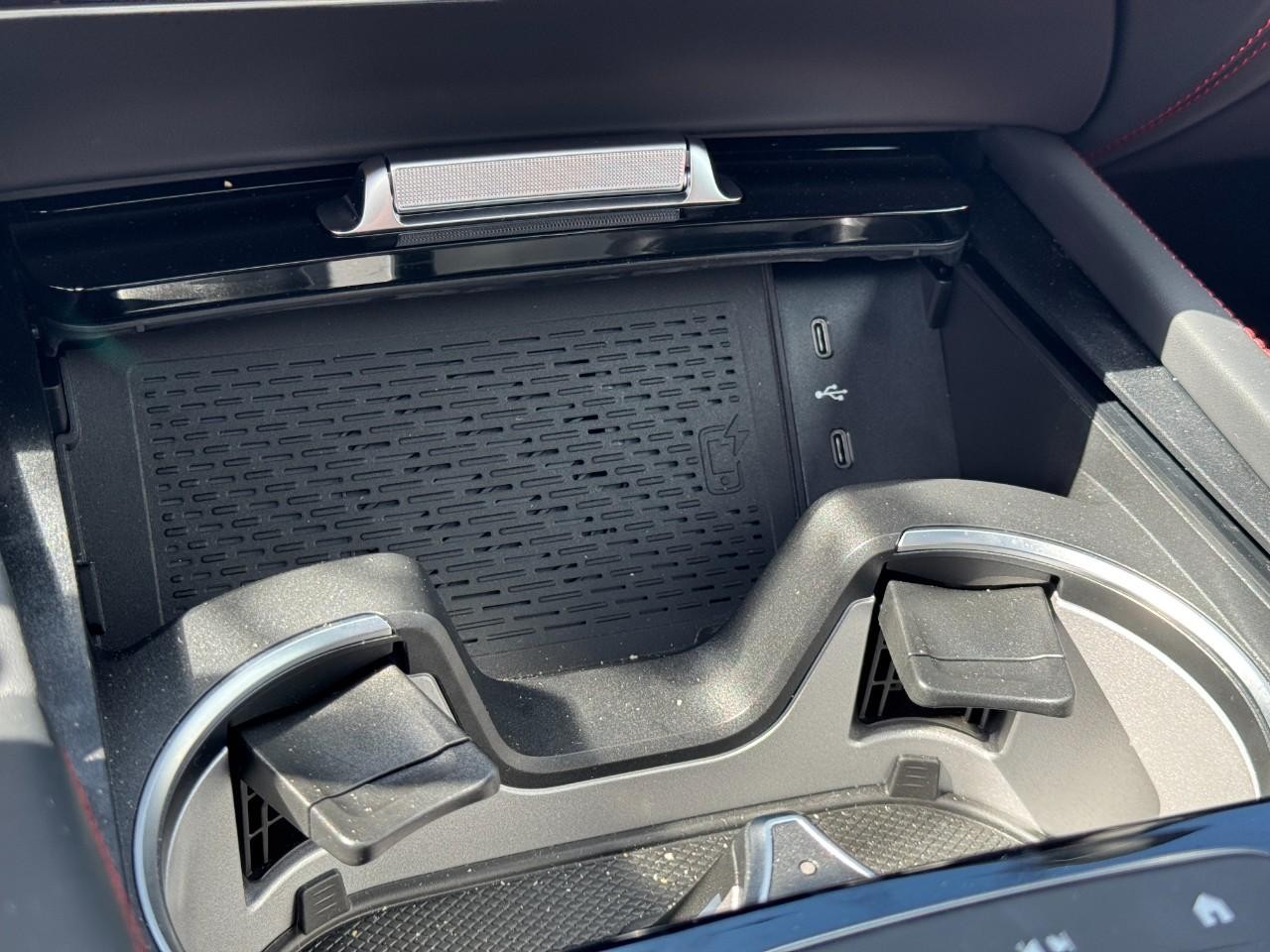 Mercedes-Benz GLE Vehicle Full-screen Gallery Image 25