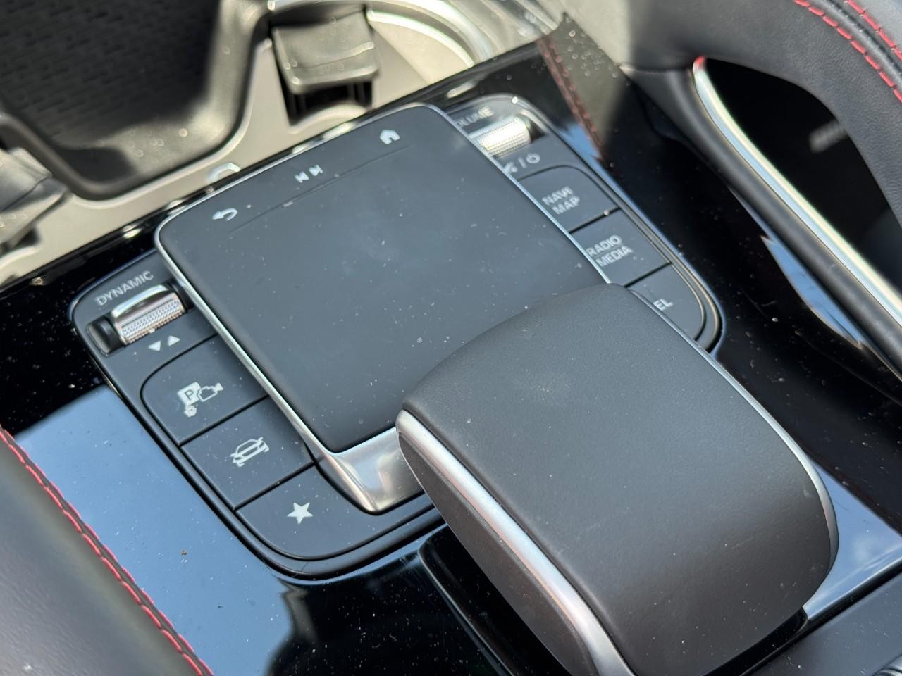 Mercedes-Benz GLE Vehicle Full-screen Gallery Image 26