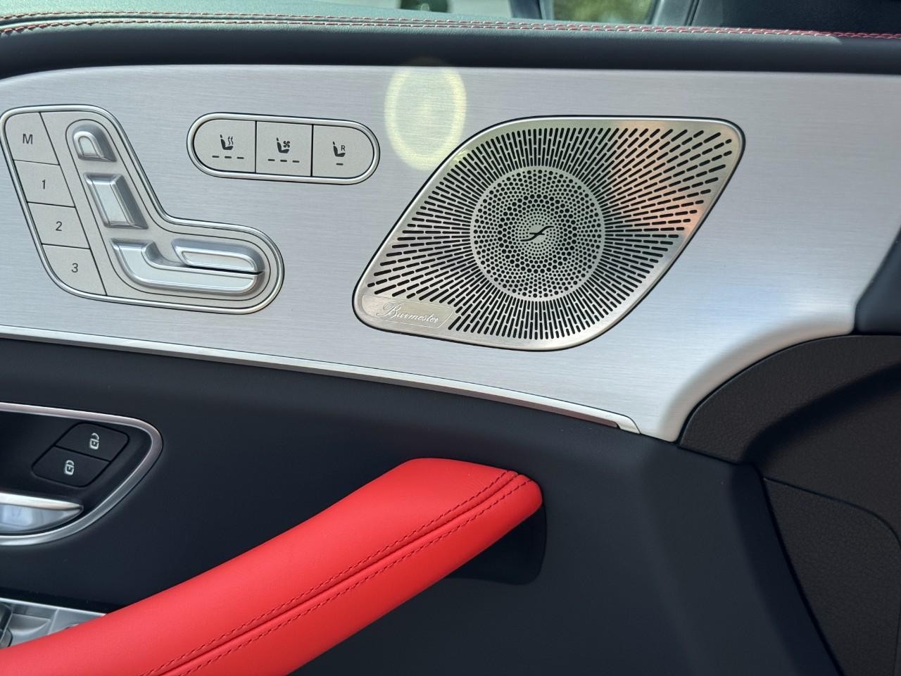 Mercedes-Benz GLE Vehicle Full-screen Gallery Image 27