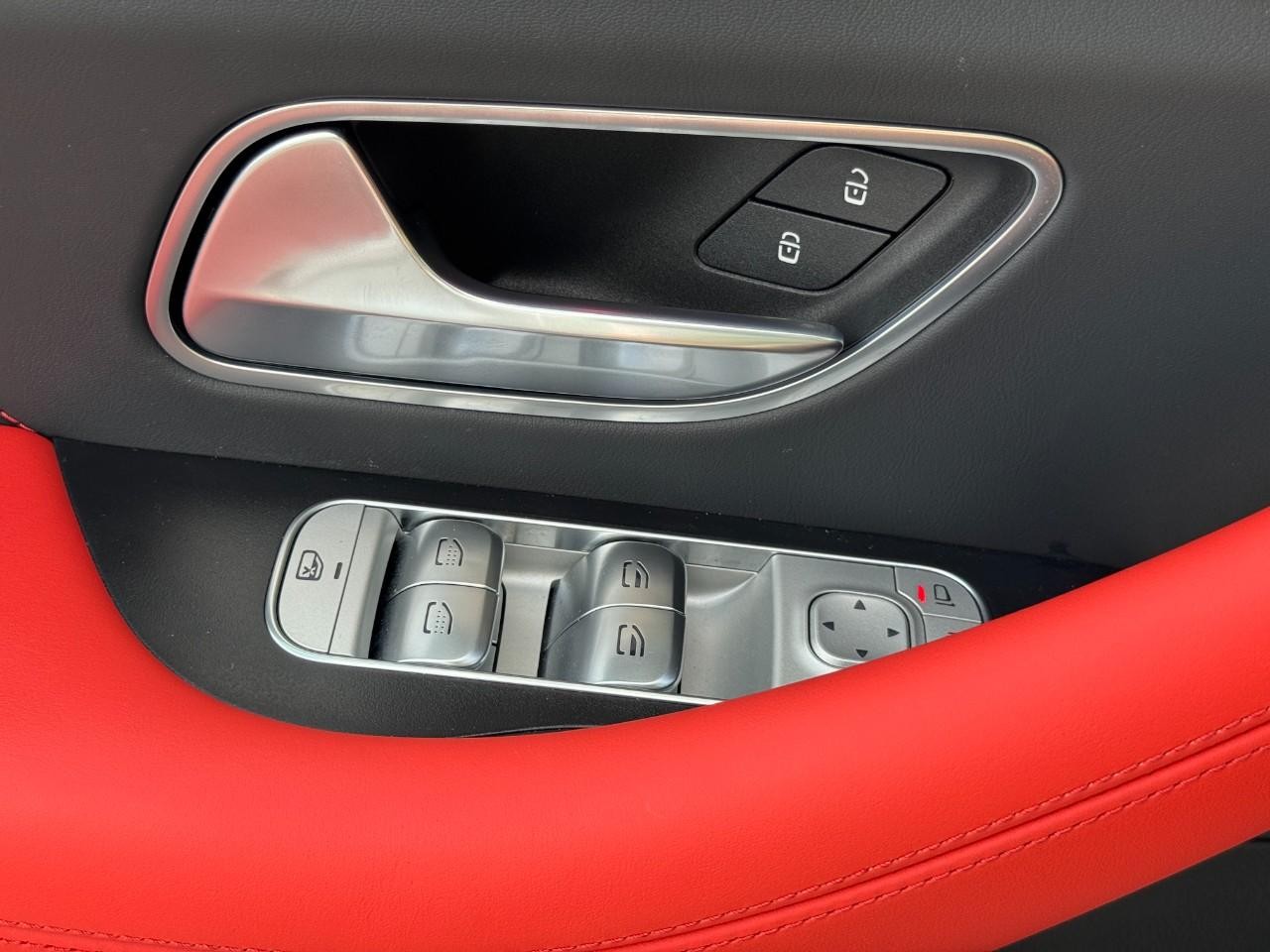 Mercedes-Benz GLE Vehicle Full-screen Gallery Image 28