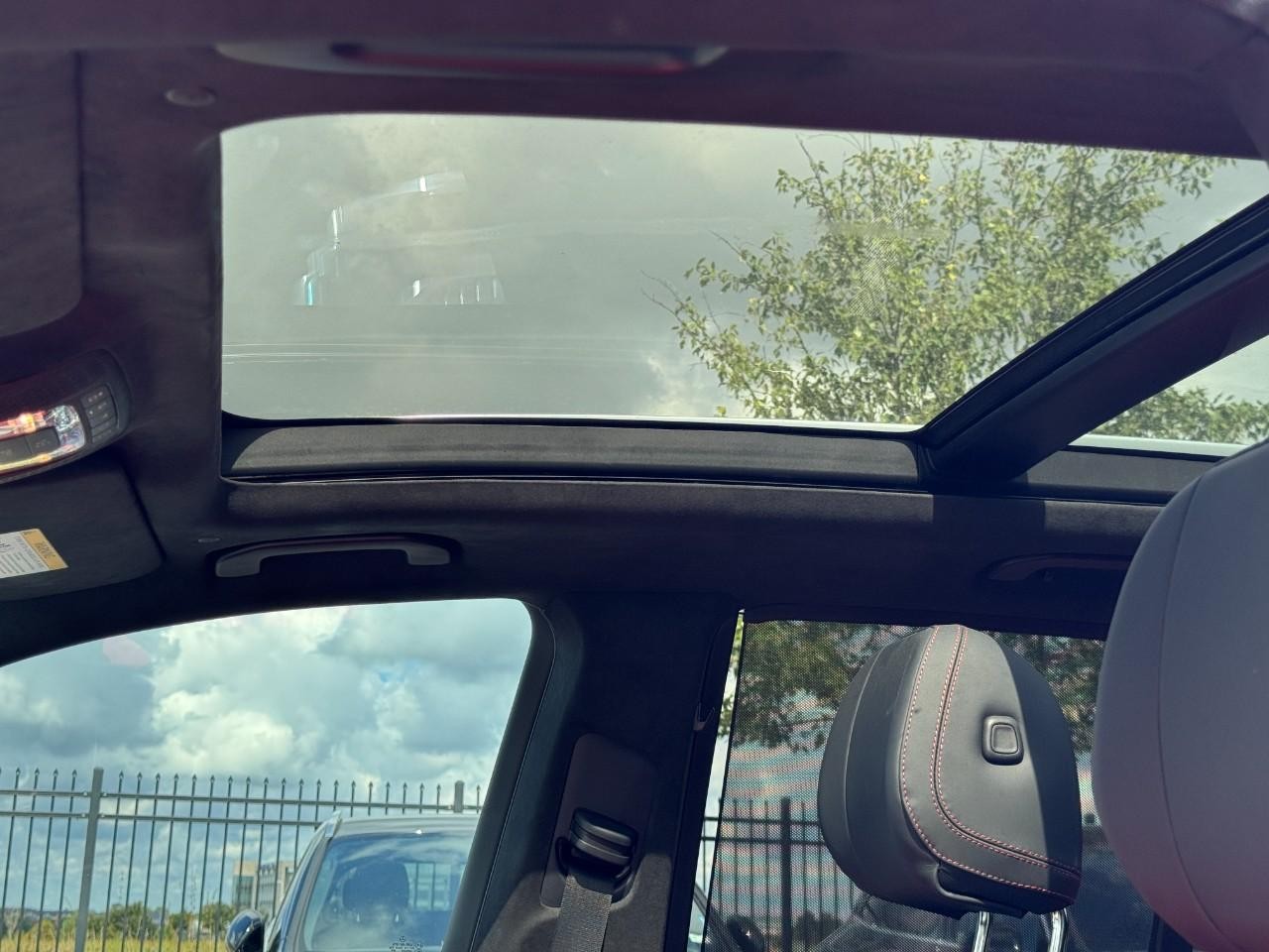 Mercedes-Benz GLE Vehicle Full-screen Gallery Image 29