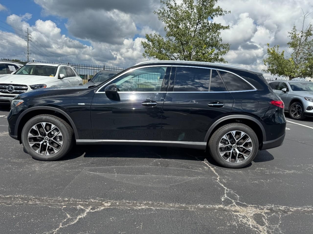 Mercedes-Benz GLC Vehicle Full-screen Gallery Image 2