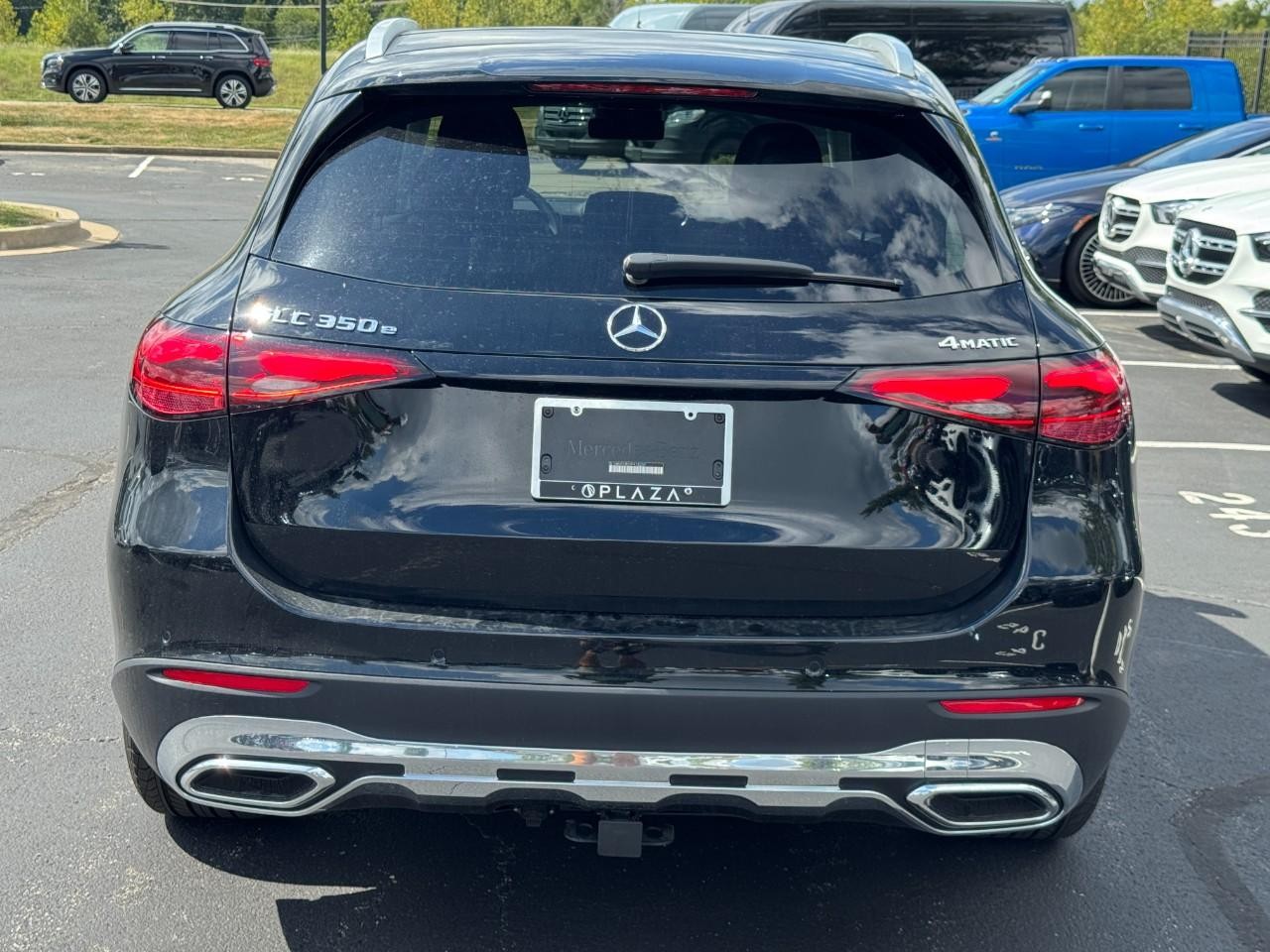 Mercedes-Benz GLC Vehicle Full-screen Gallery Image 4