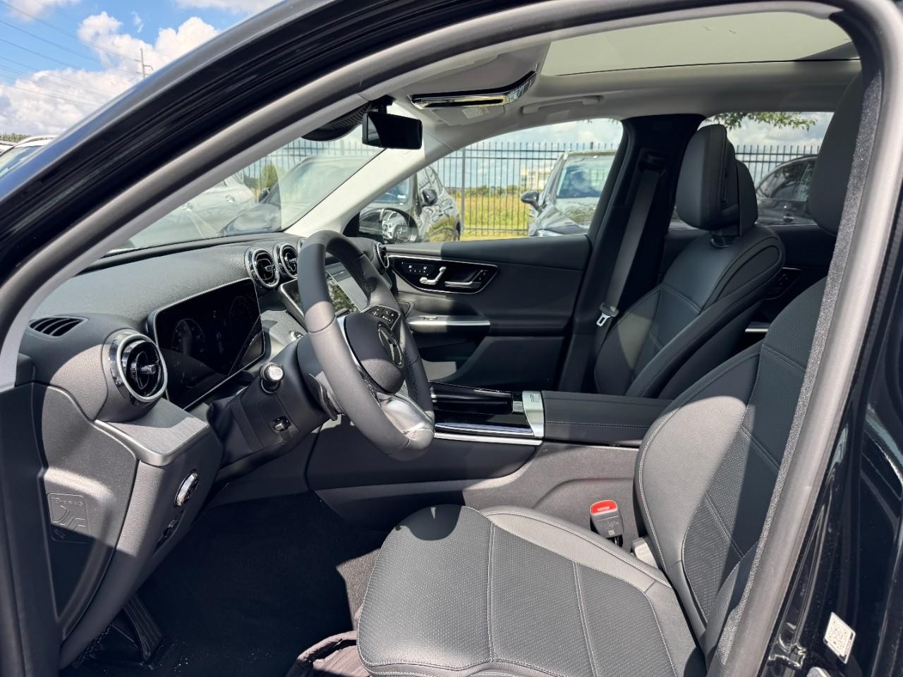 Mercedes-Benz GLC Vehicle Full-screen Gallery Image 9