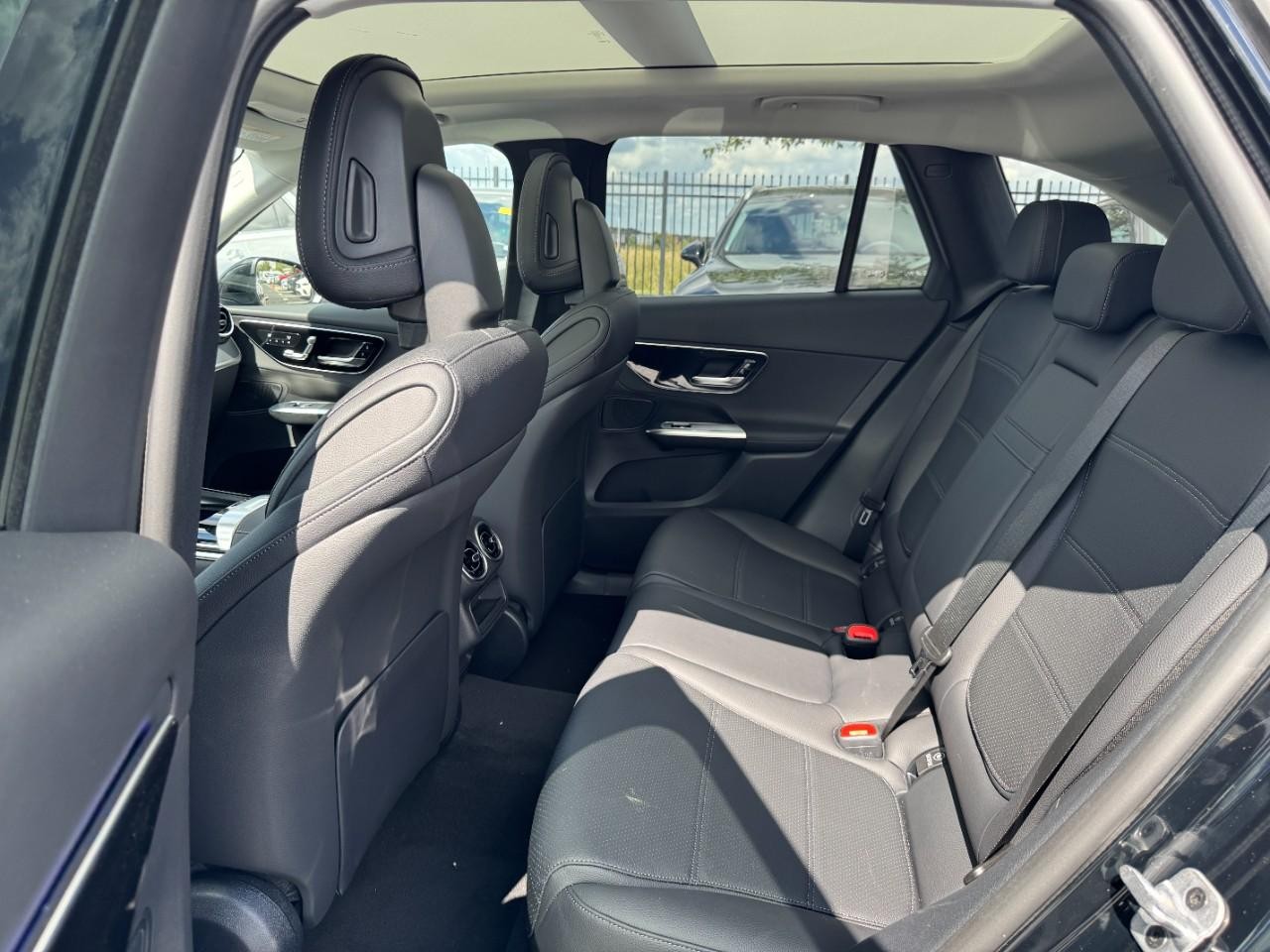 Mercedes-Benz GLC Vehicle Full-screen Gallery Image 10