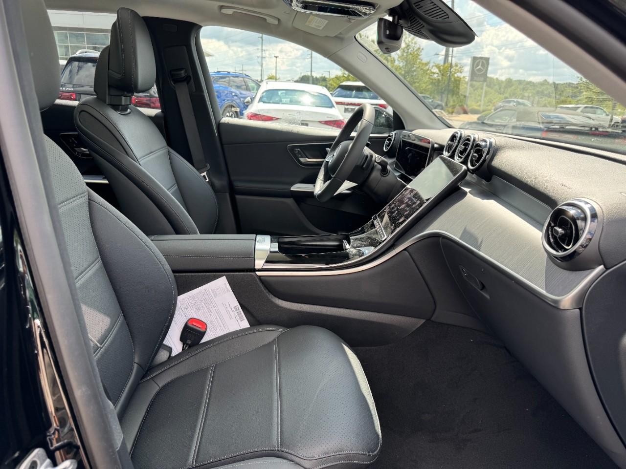 Mercedes-Benz GLC Vehicle Full-screen Gallery Image 11