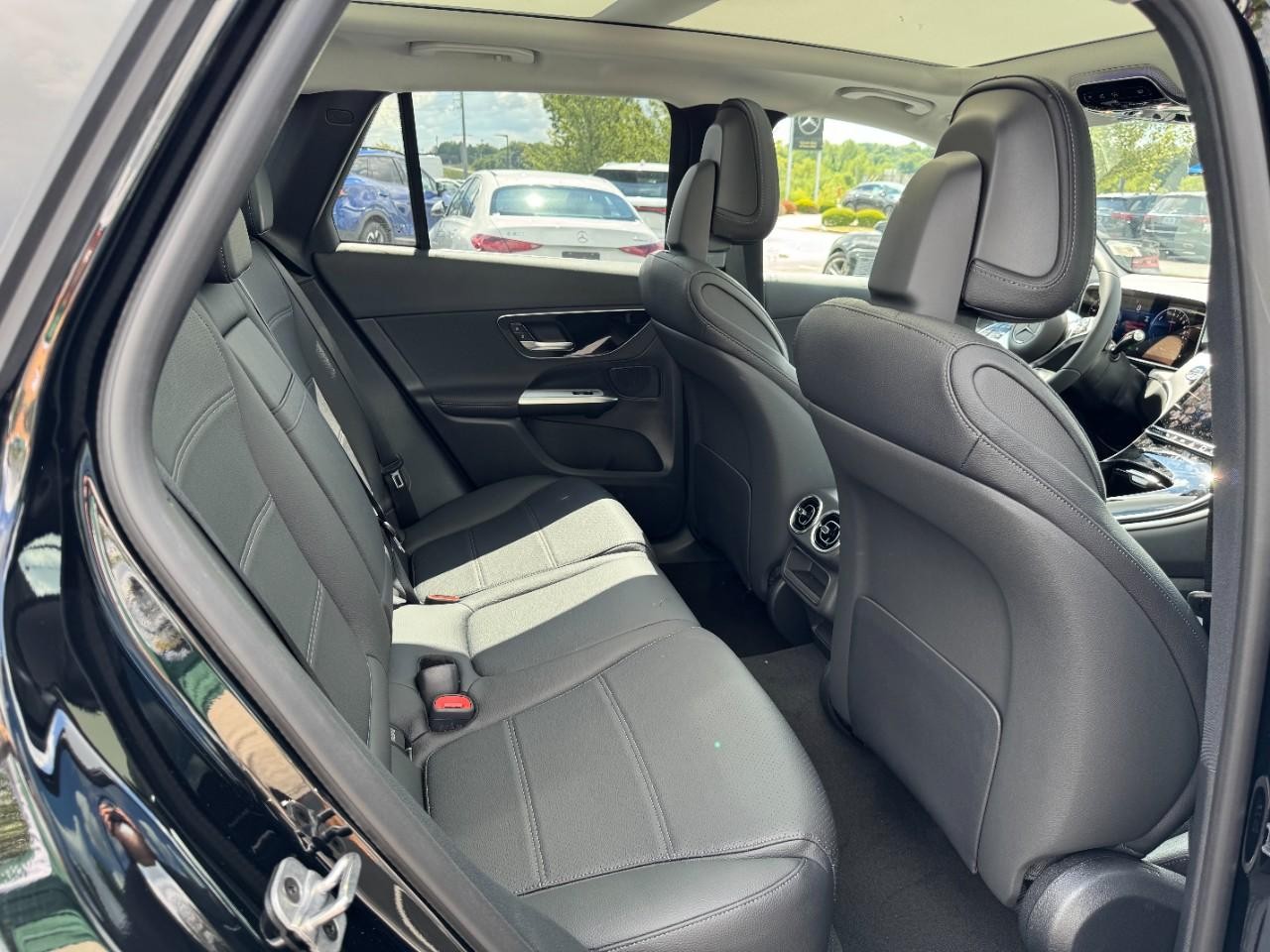 Mercedes-Benz GLC Vehicle Full-screen Gallery Image 12