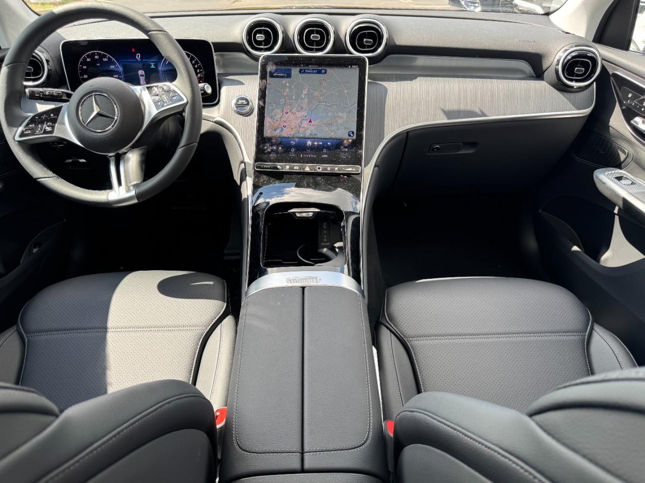 Mercedes-Benz GLC Vehicle Full-screen Gallery Image 13
