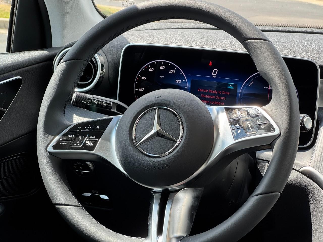 Mercedes-Benz GLC Vehicle Full-screen Gallery Image 14