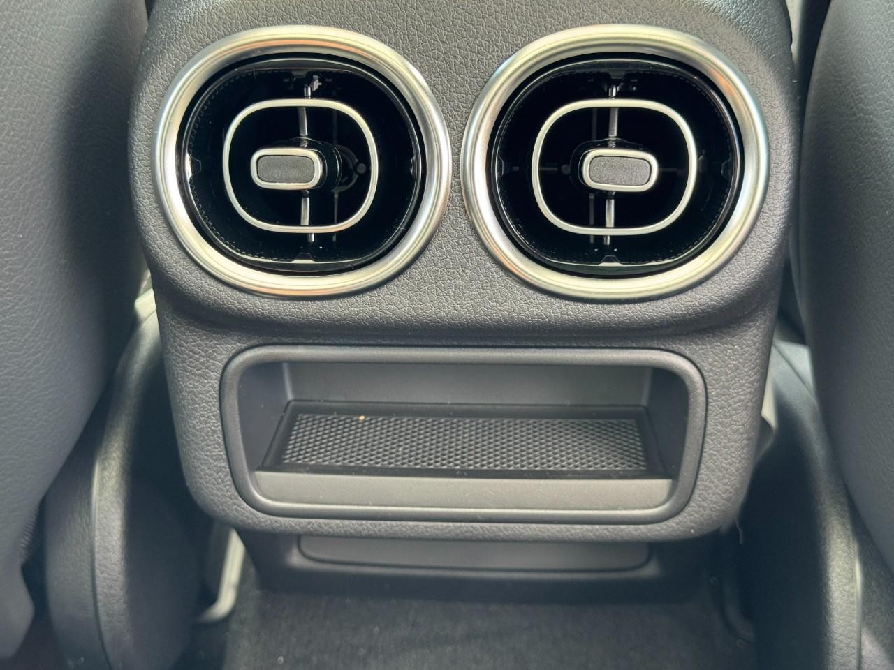 Mercedes-Benz GLC Vehicle Full-screen Gallery Image 17