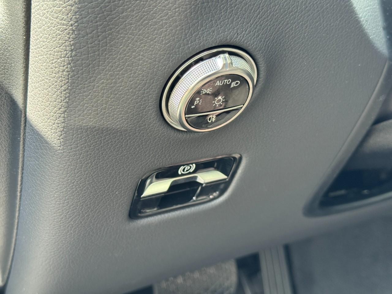 Mercedes-Benz GLC Vehicle Full-screen Gallery Image 18