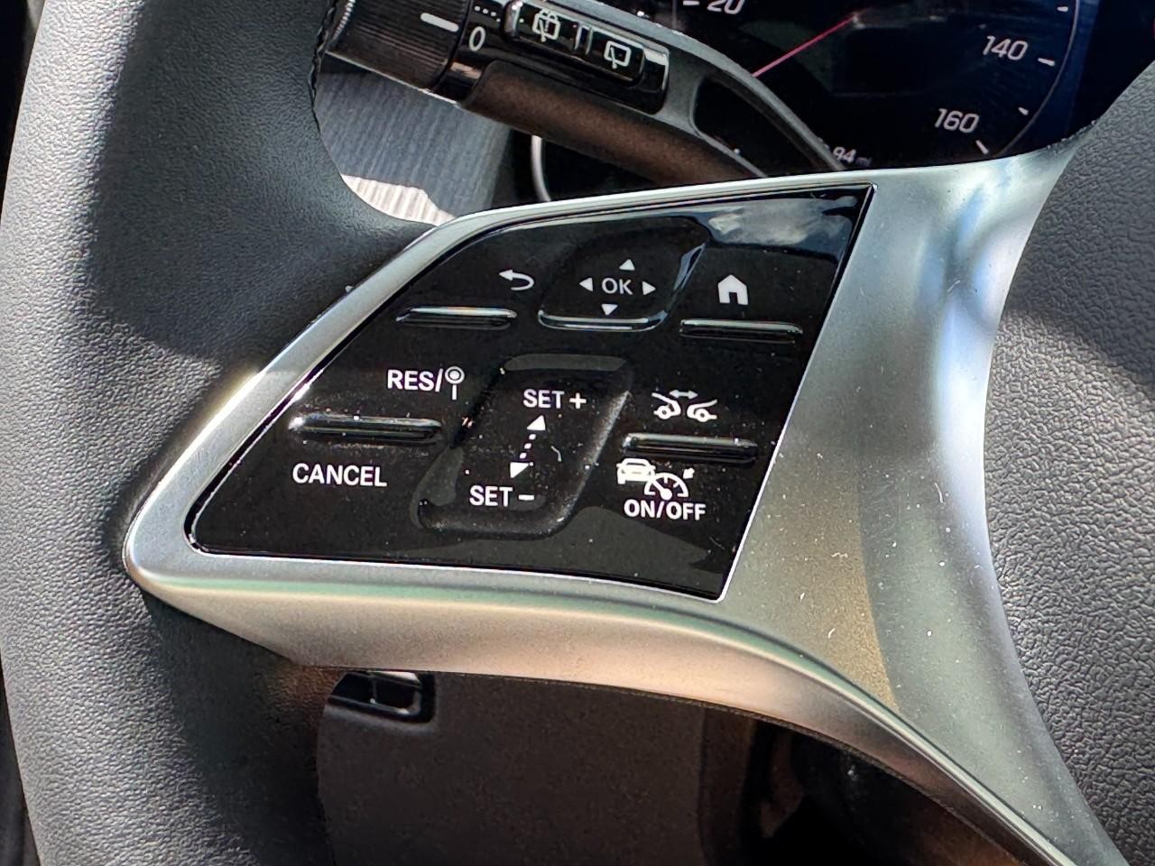 Mercedes-Benz GLC Vehicle Full-screen Gallery Image 19