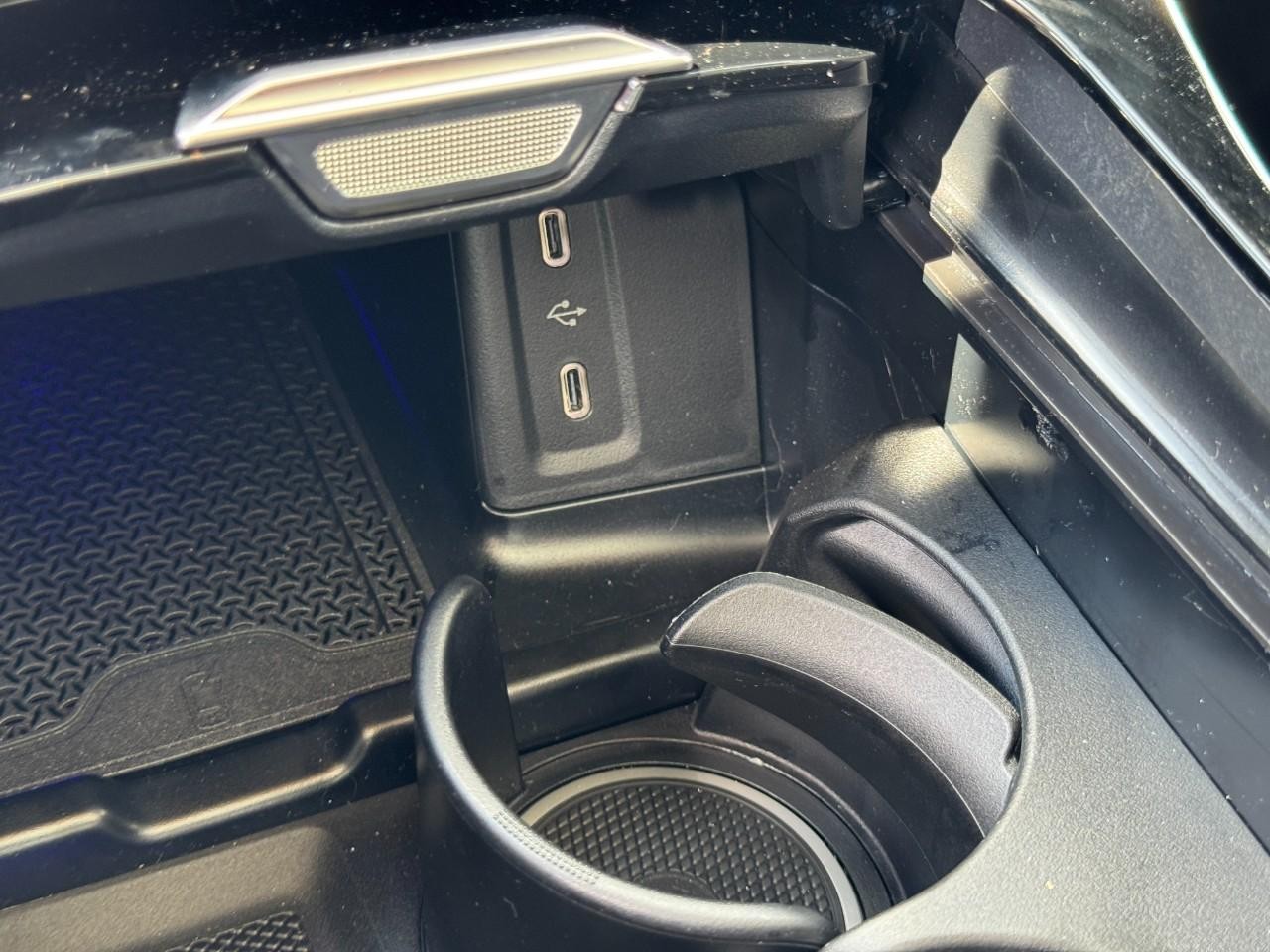 Mercedes-Benz GLC Vehicle Full-screen Gallery Image 24