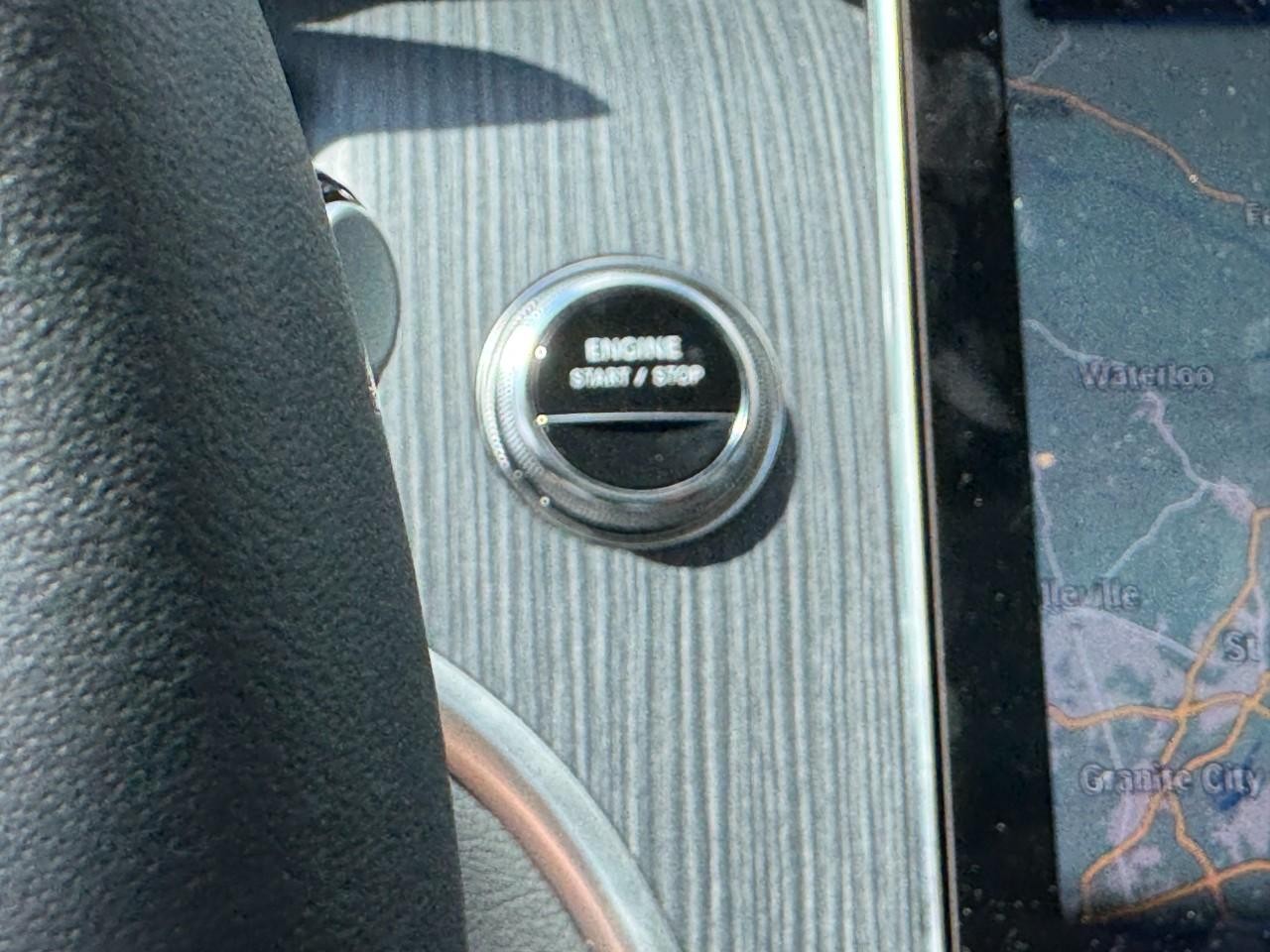 Mercedes-Benz GLC Vehicle Full-screen Gallery Image 25