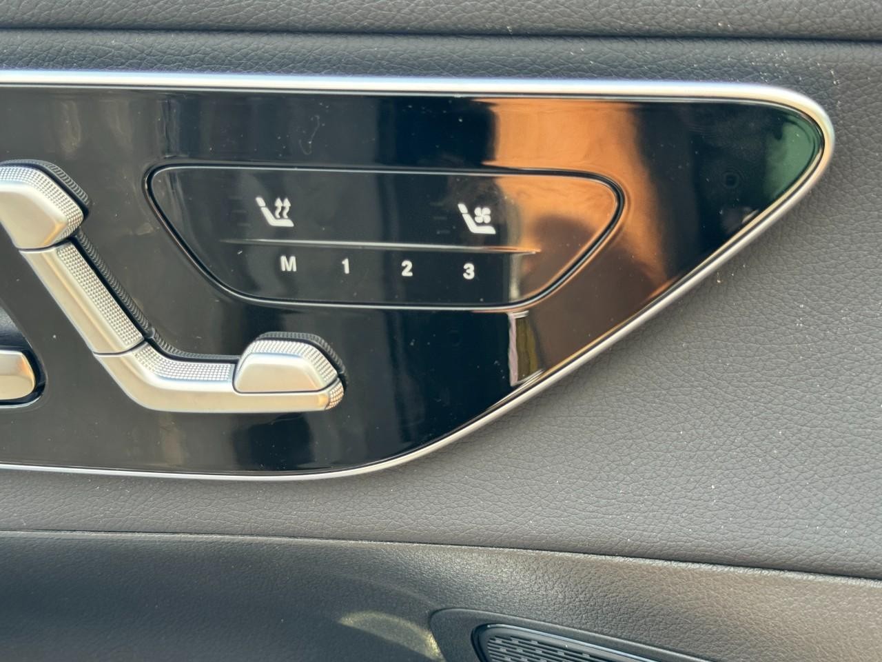 Mercedes-Benz GLC Vehicle Full-screen Gallery Image 26