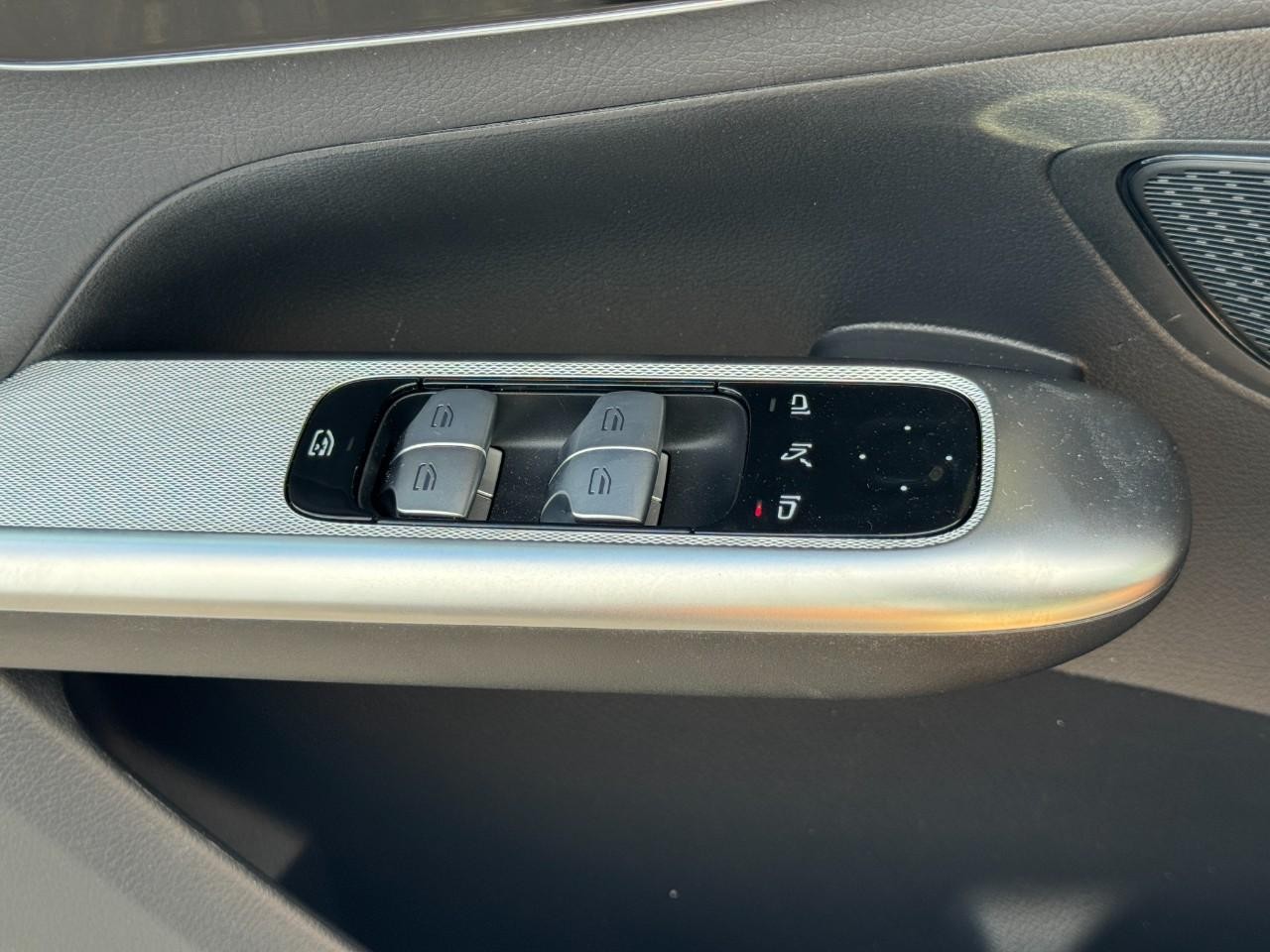 Mercedes-Benz GLC Vehicle Full-screen Gallery Image 27