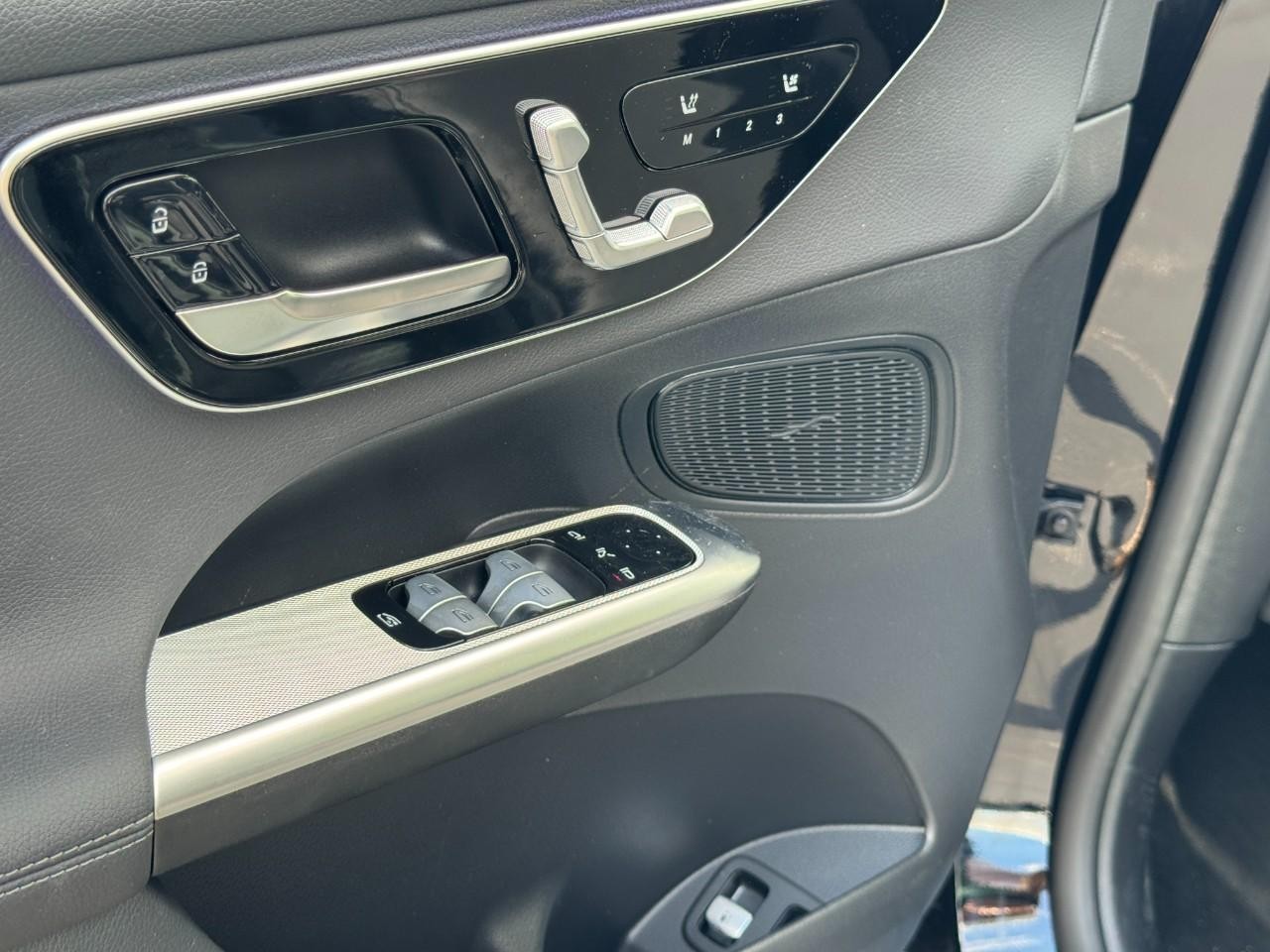 Mercedes-Benz GLC Vehicle Full-screen Gallery Image 28