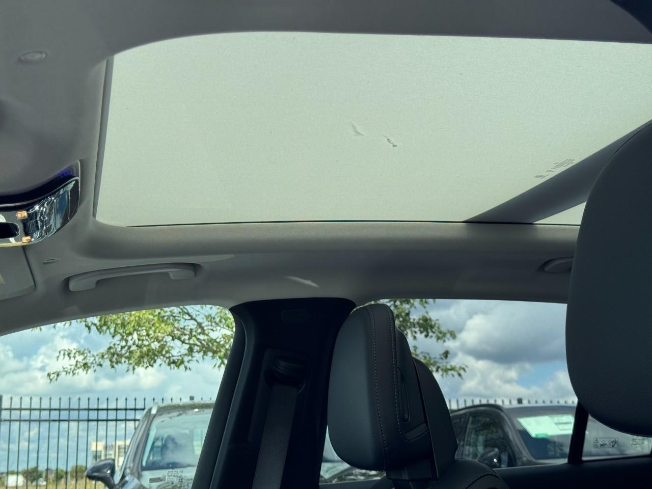 Mercedes-Benz GLC Vehicle Full-screen Gallery Image 29