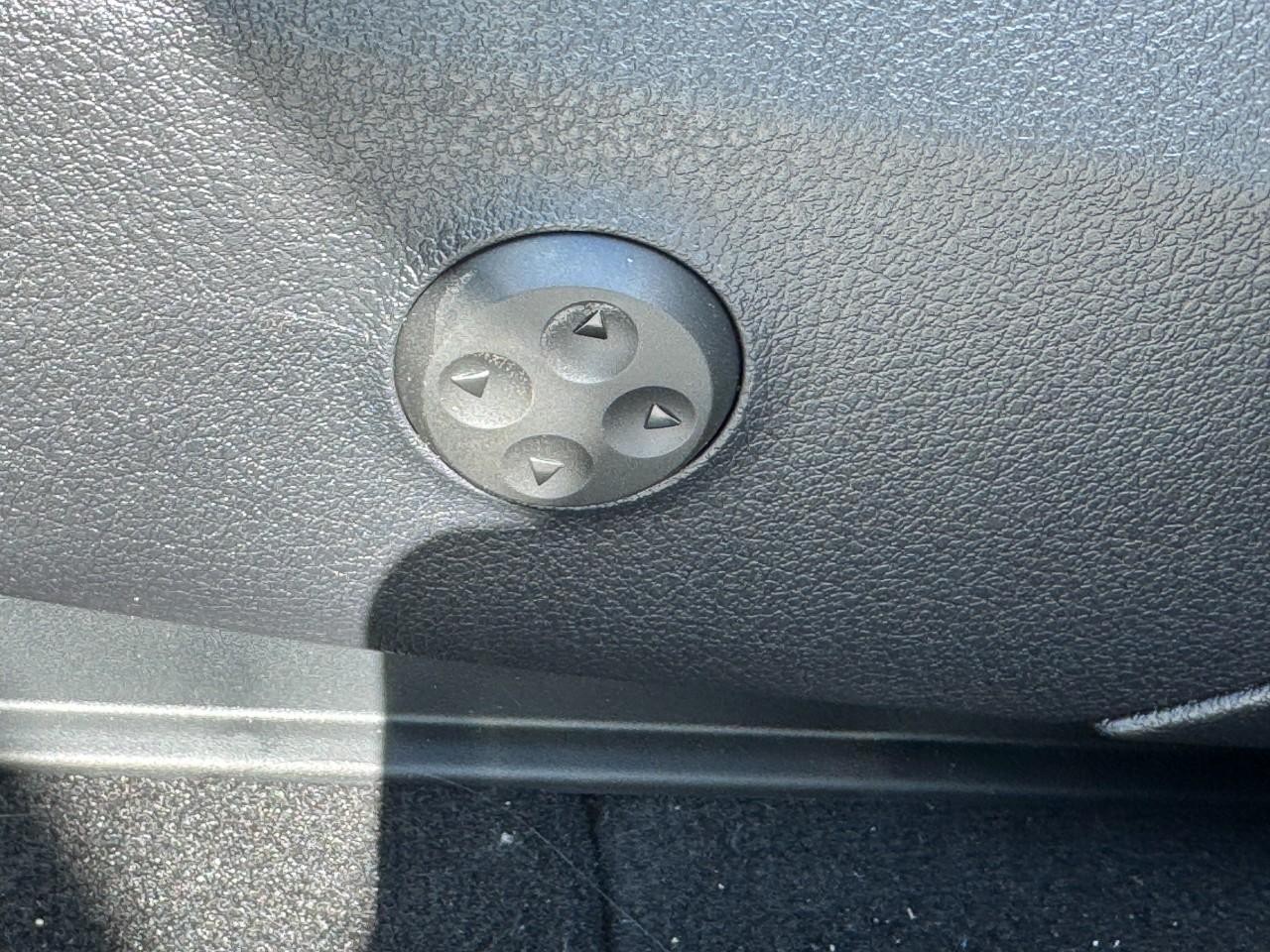 Mercedes-Benz GLC Vehicle Full-screen Gallery Image 30