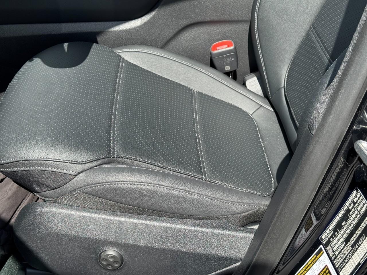 Mercedes-Benz GLC Vehicle Full-screen Gallery Image 31