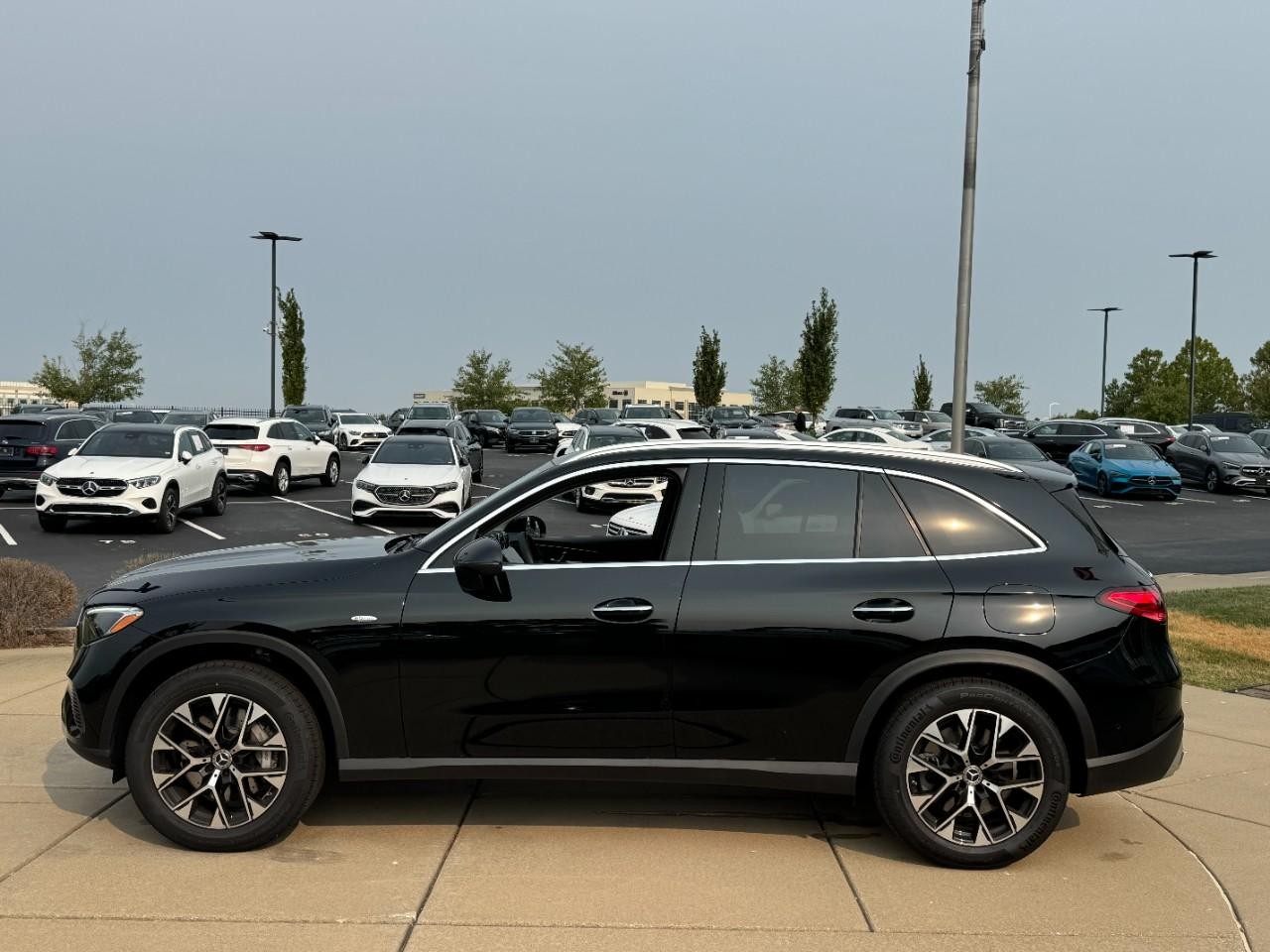 Mercedes-Benz GLC Vehicle Full-screen Gallery Image 2