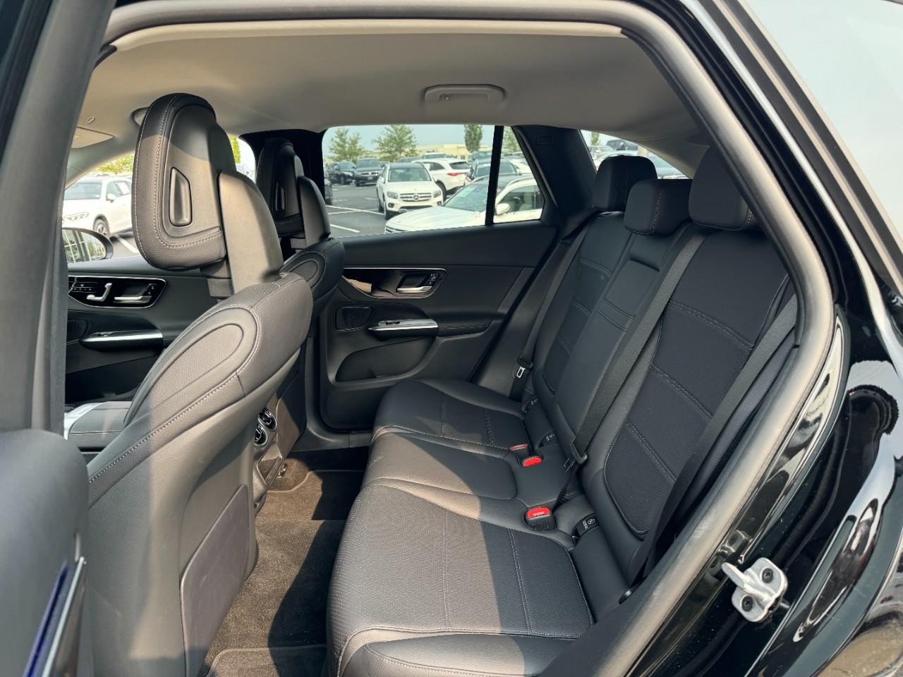 Mercedes-Benz GLC Vehicle Full-screen Gallery Image 8