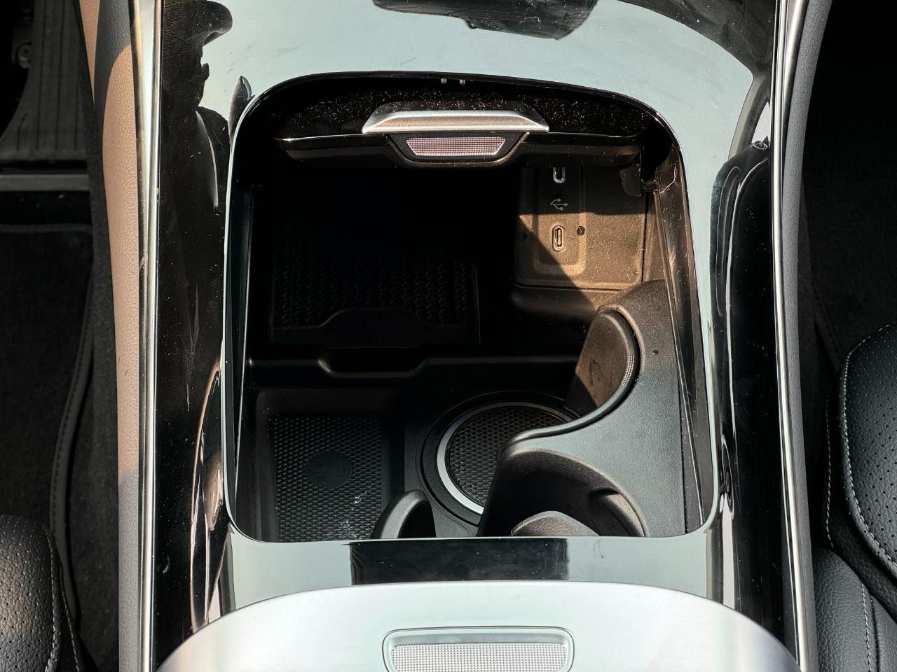 Mercedes-Benz GLC Vehicle Full-screen Gallery Image 14