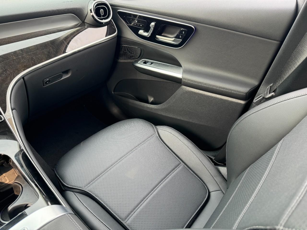 Mercedes-Benz GLC Vehicle Full-screen Gallery Image 15