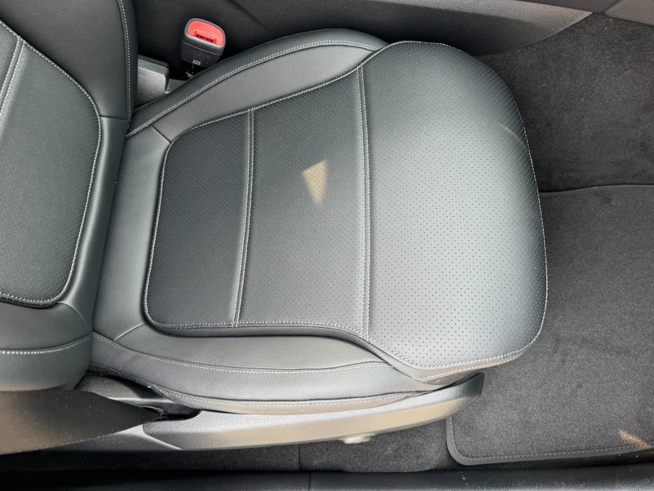 Mercedes-Benz GLC Vehicle Full-screen Gallery Image 17