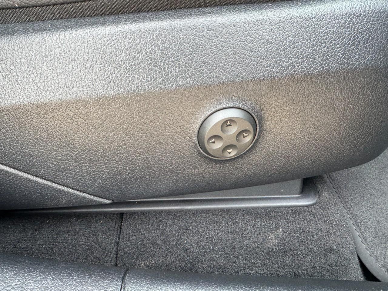 Mercedes-Benz GLC Vehicle Full-screen Gallery Image 18