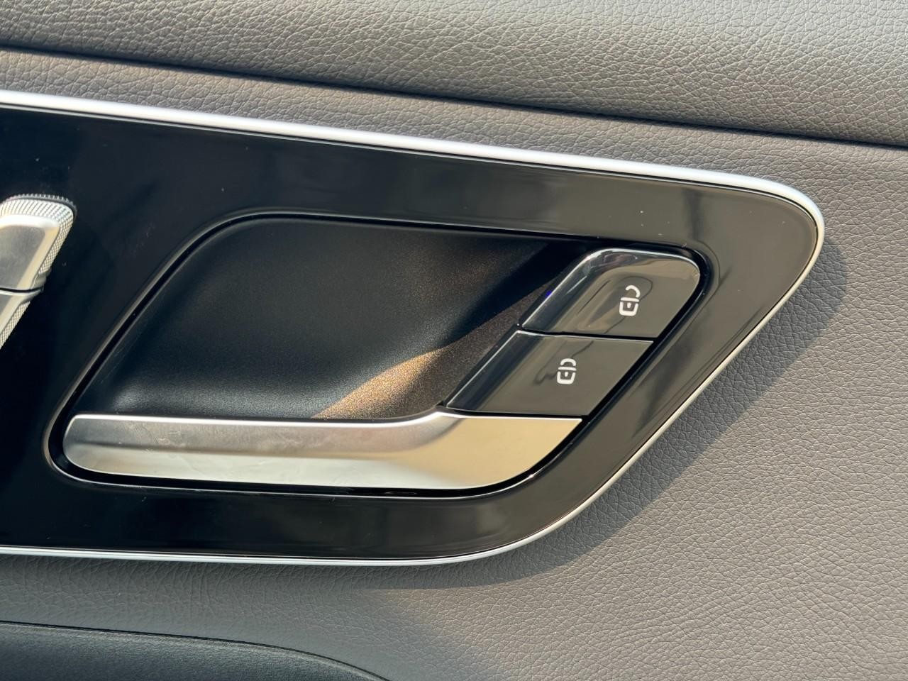 Mercedes-Benz GLC Vehicle Full-screen Gallery Image 20