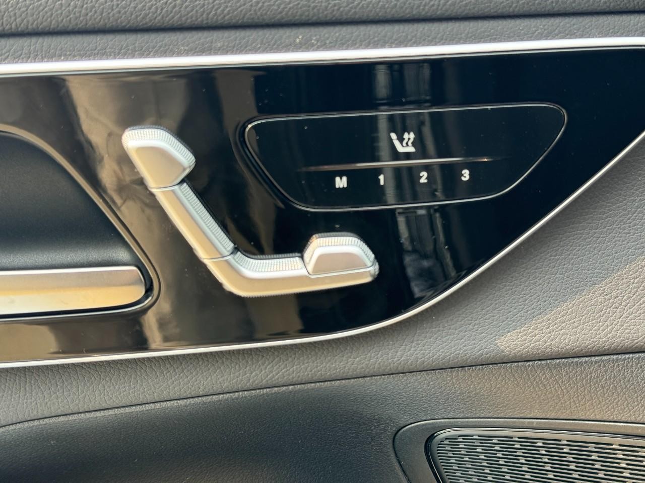 Mercedes-Benz GLC Vehicle Full-screen Gallery Image 22