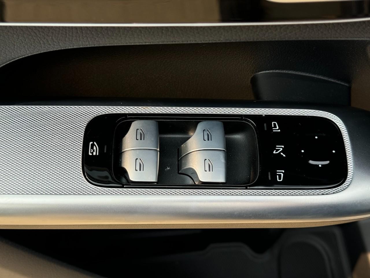 Mercedes-Benz GLC Vehicle Full-screen Gallery Image 24