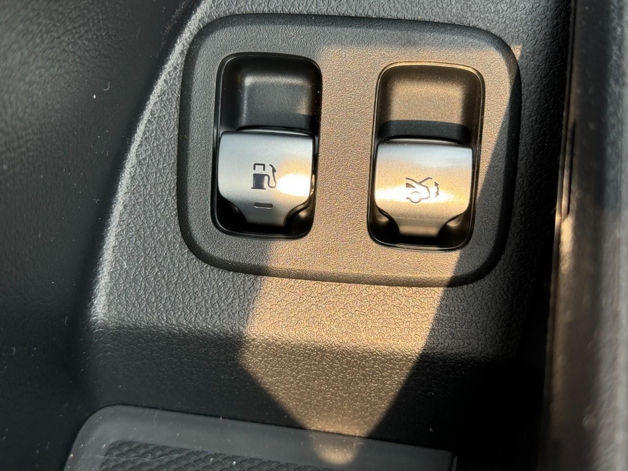 Mercedes-Benz GLC Vehicle Full-screen Gallery Image 25