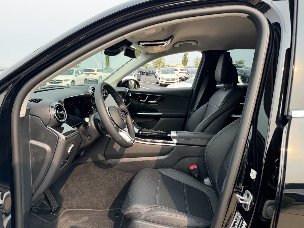 Mercedes-Benz GLC Vehicle Full-screen Gallery Image 26