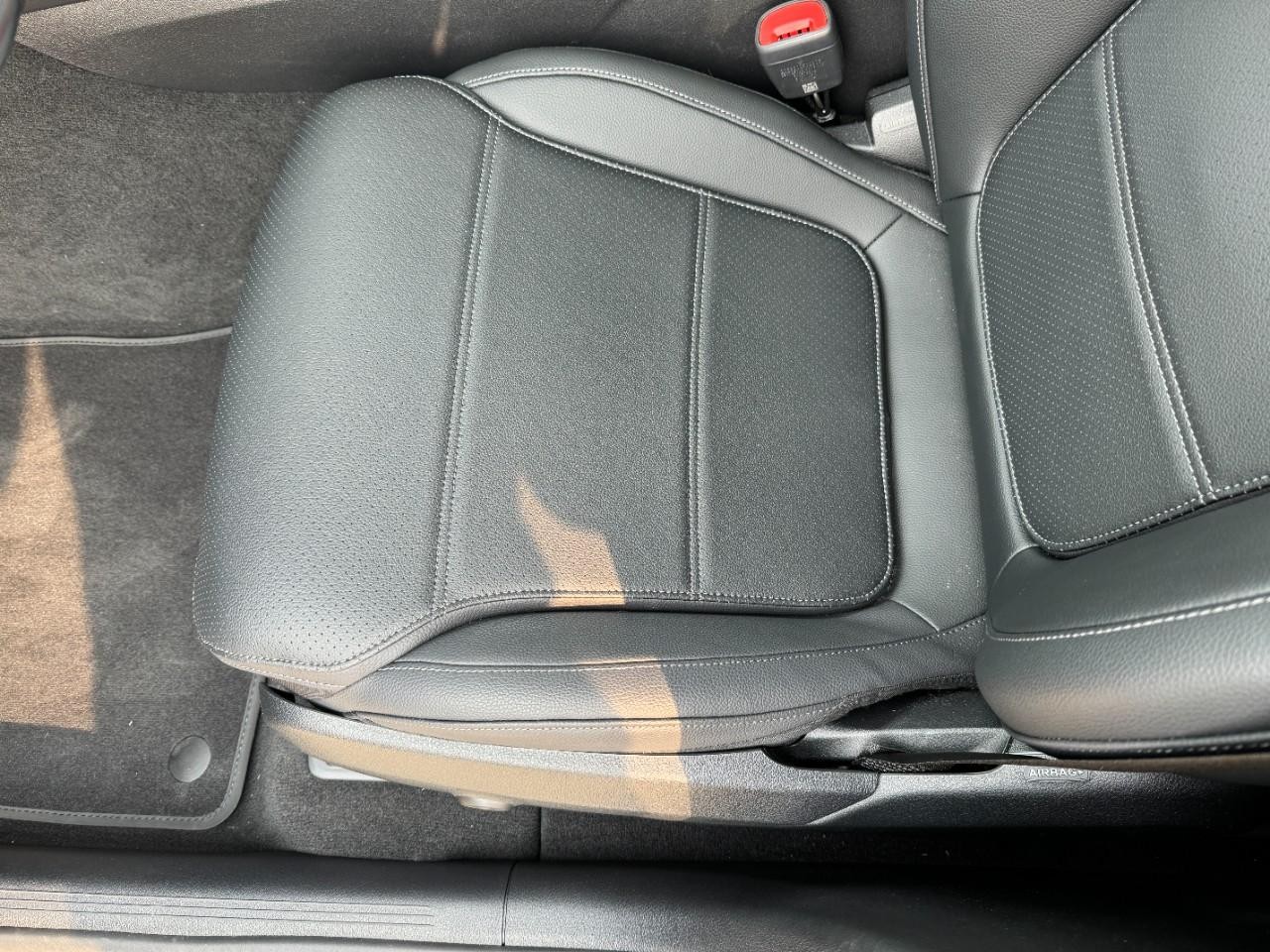 Mercedes-Benz GLC Vehicle Full-screen Gallery Image 27