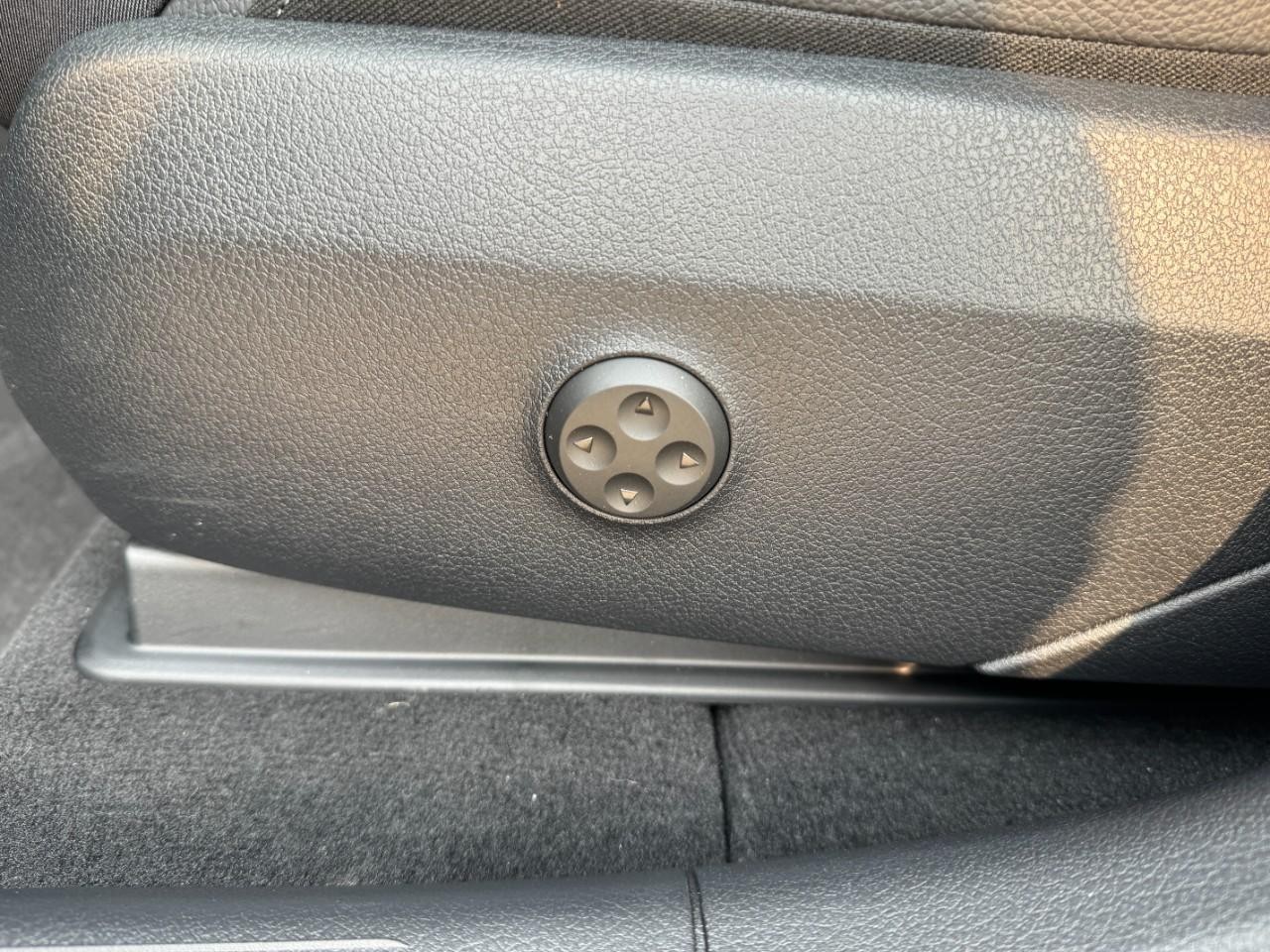 Mercedes-Benz GLC Vehicle Full-screen Gallery Image 28