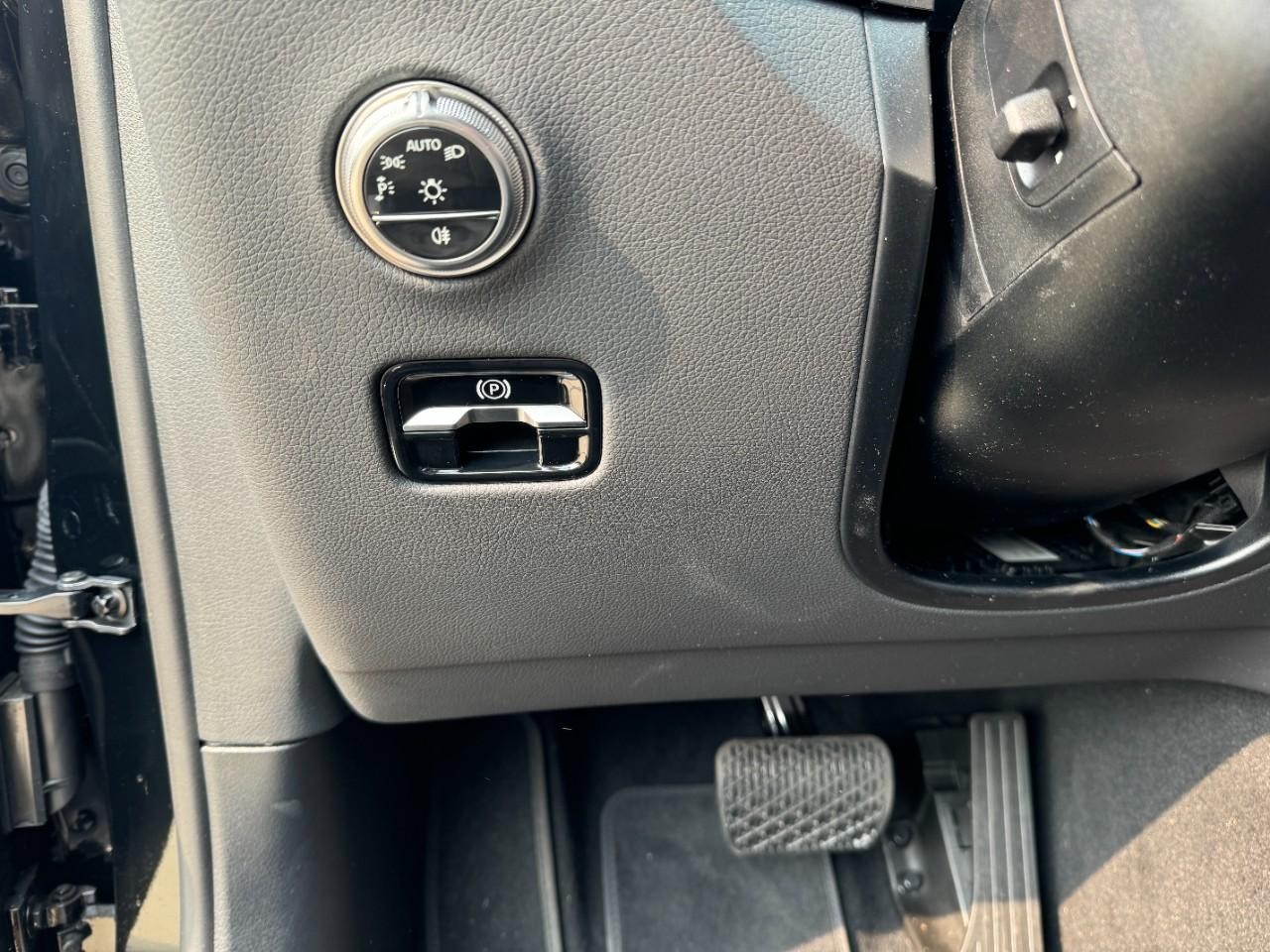 Mercedes-Benz GLC Vehicle Full-screen Gallery Image 29