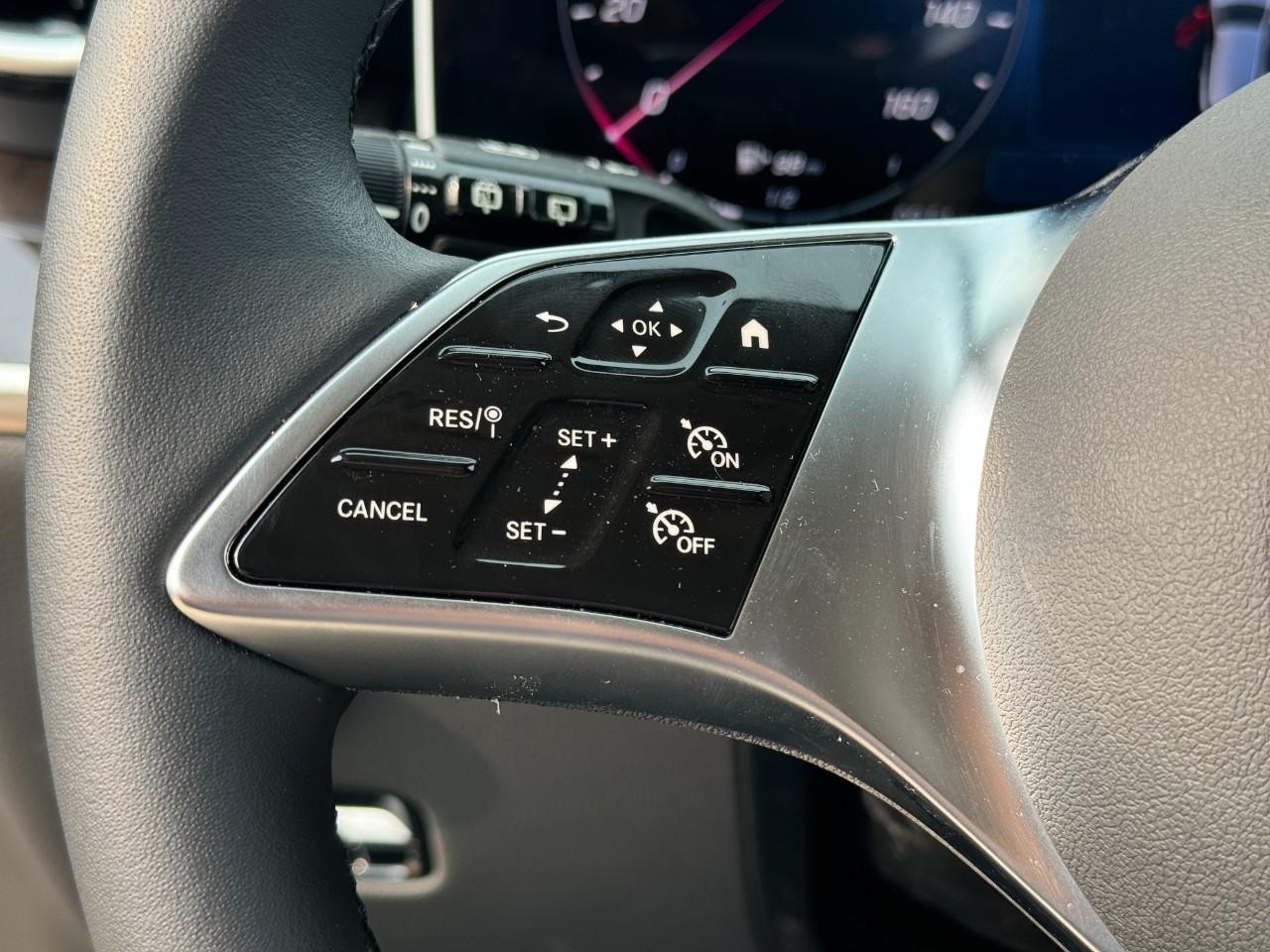 Mercedes-Benz GLC Vehicle Full-screen Gallery Image 30