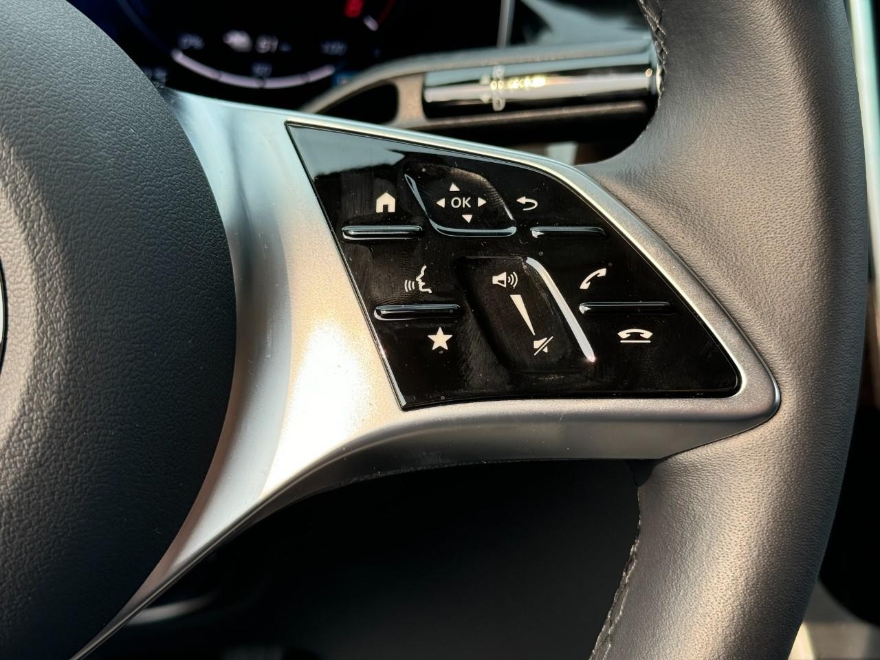 Mercedes-Benz GLC Vehicle Full-screen Gallery Image 31