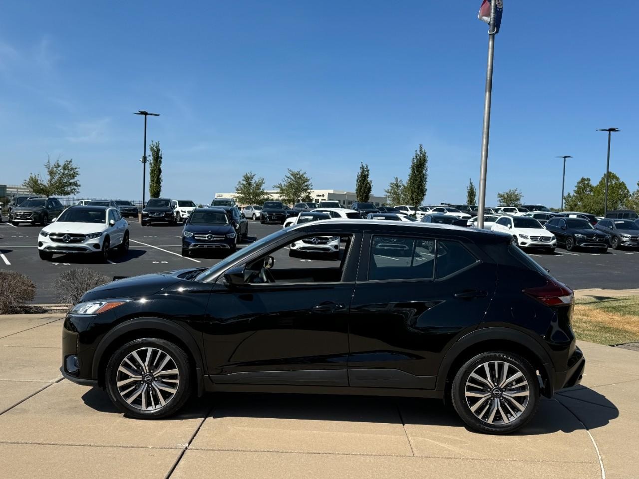 Nissan Kicks Vehicle Full-screen Gallery Image 2