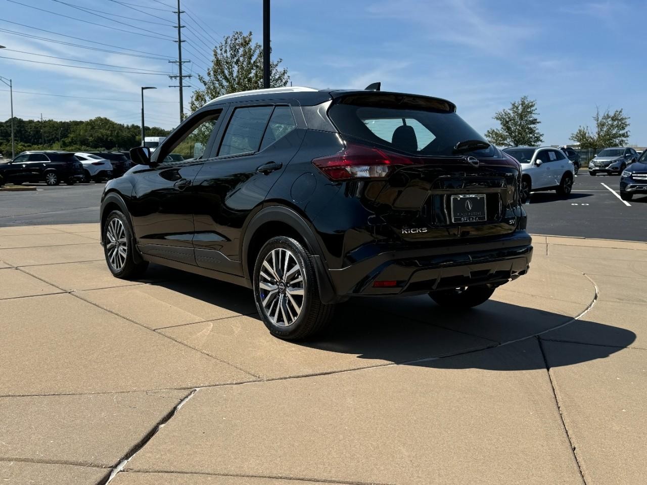 Nissan Kicks Vehicle Full-screen Gallery Image 3