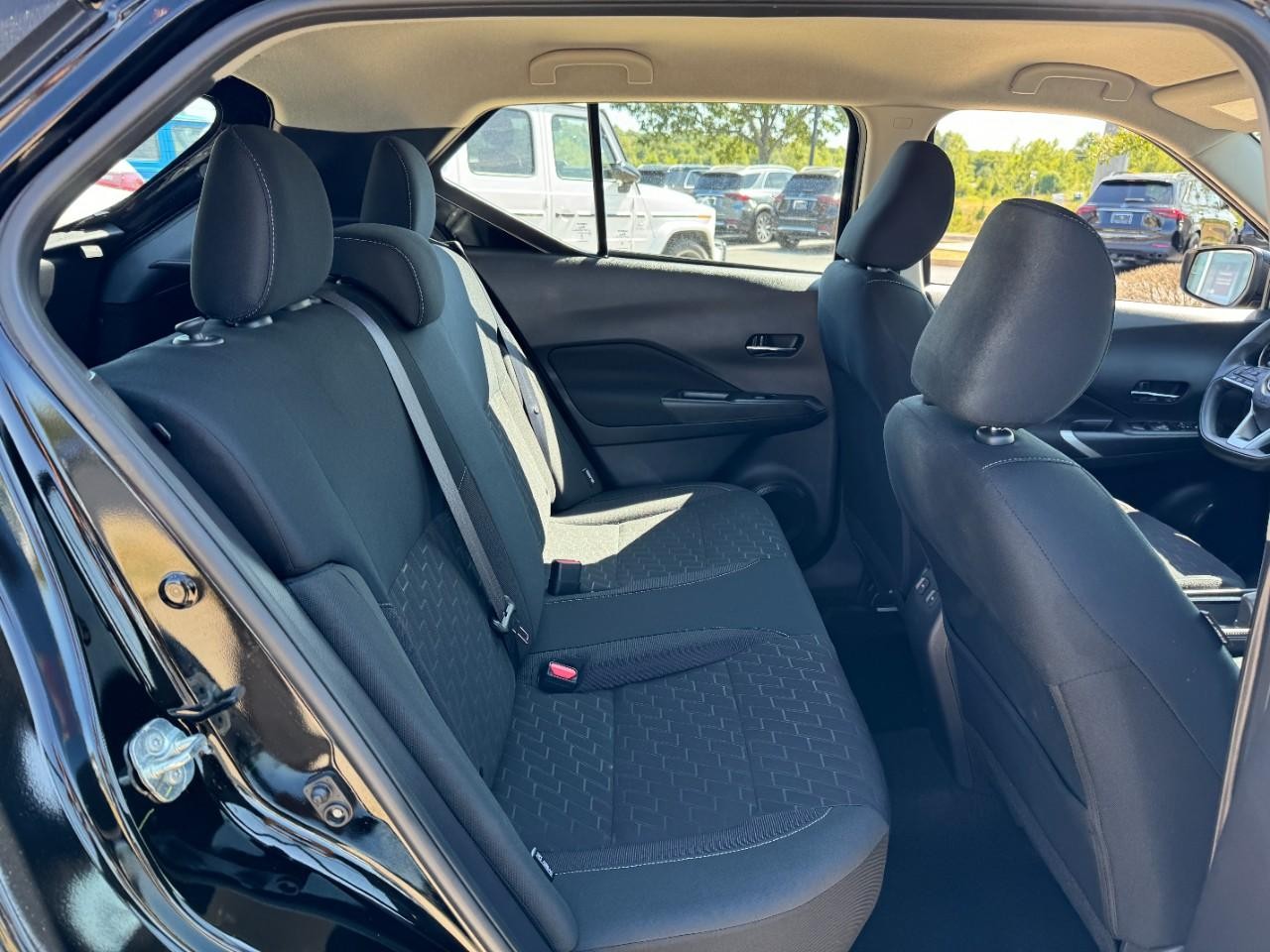 Nissan Kicks Vehicle Full-screen Gallery Image 10