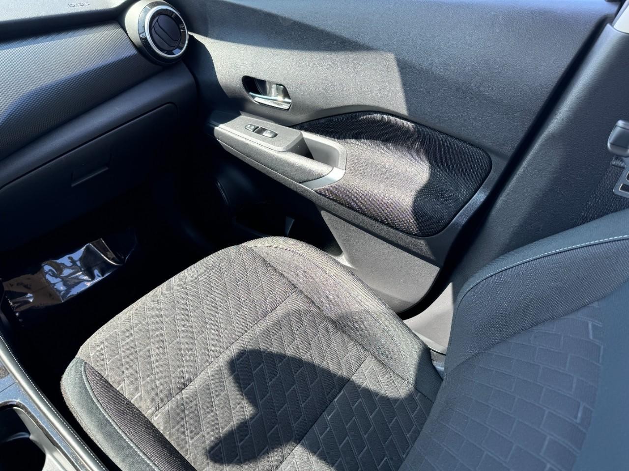 Nissan Kicks Vehicle Full-screen Gallery Image 16