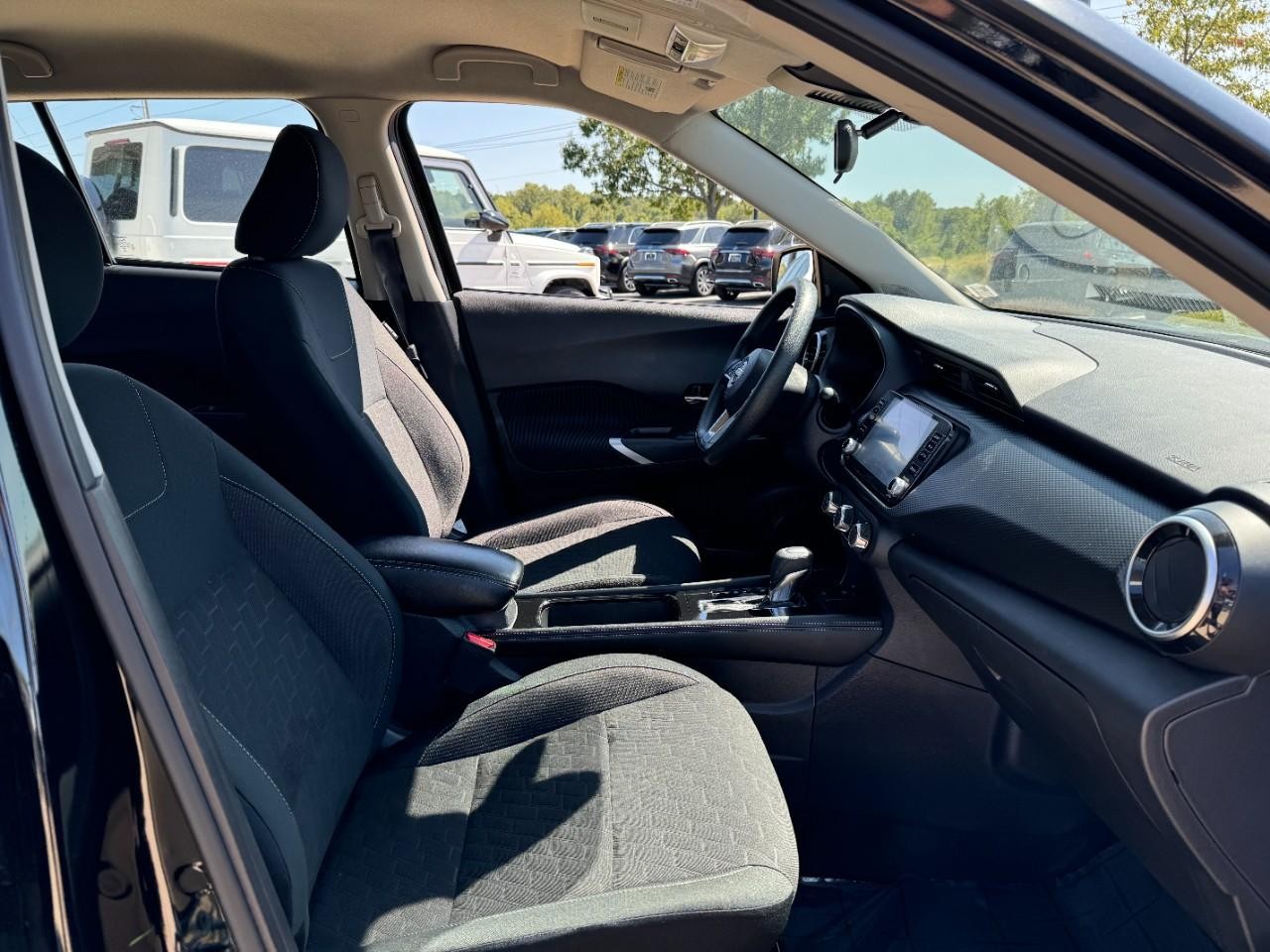 Nissan Kicks Vehicle Full-screen Gallery Image 17