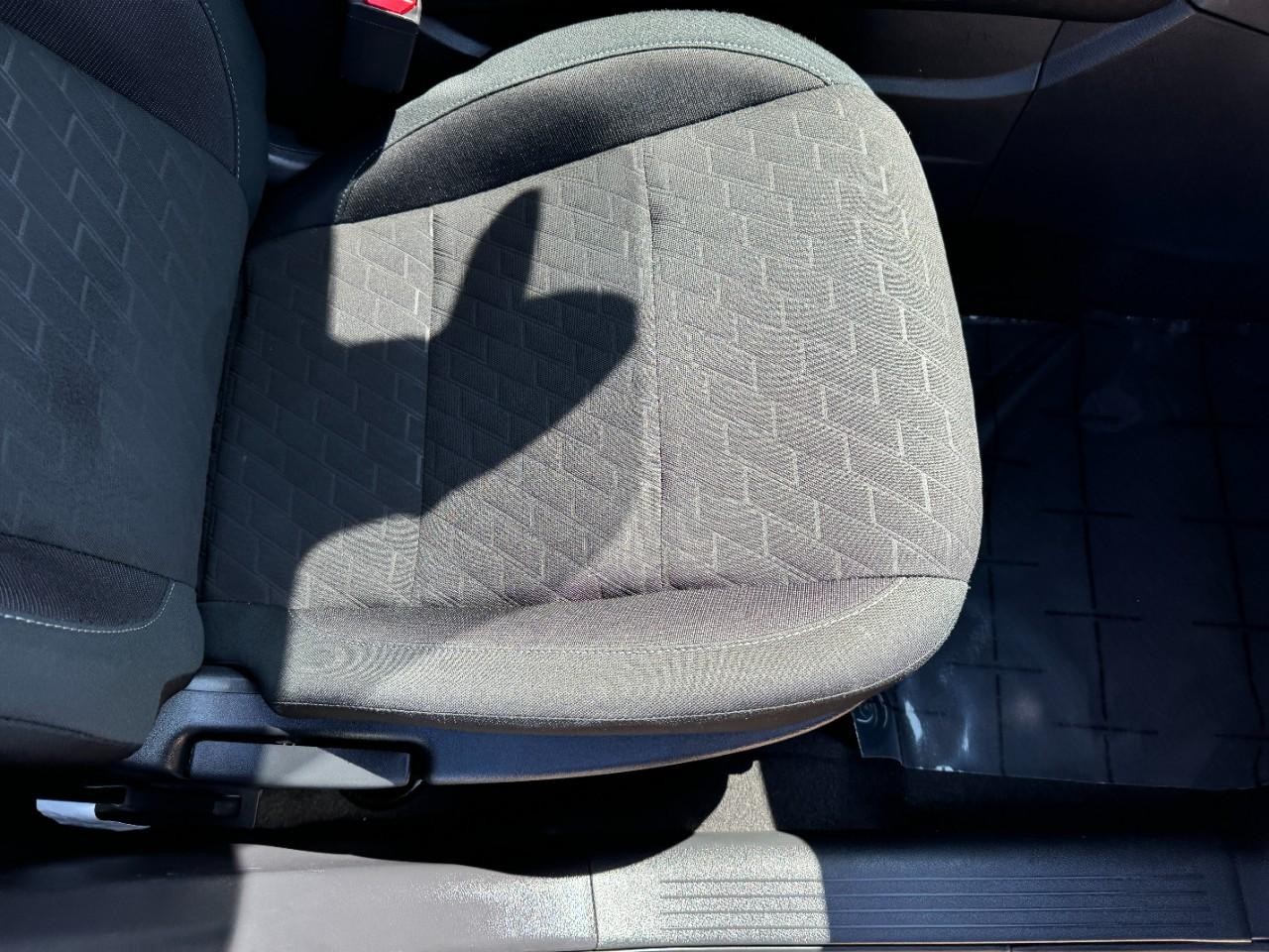 Nissan Kicks Vehicle Full-screen Gallery Image 18